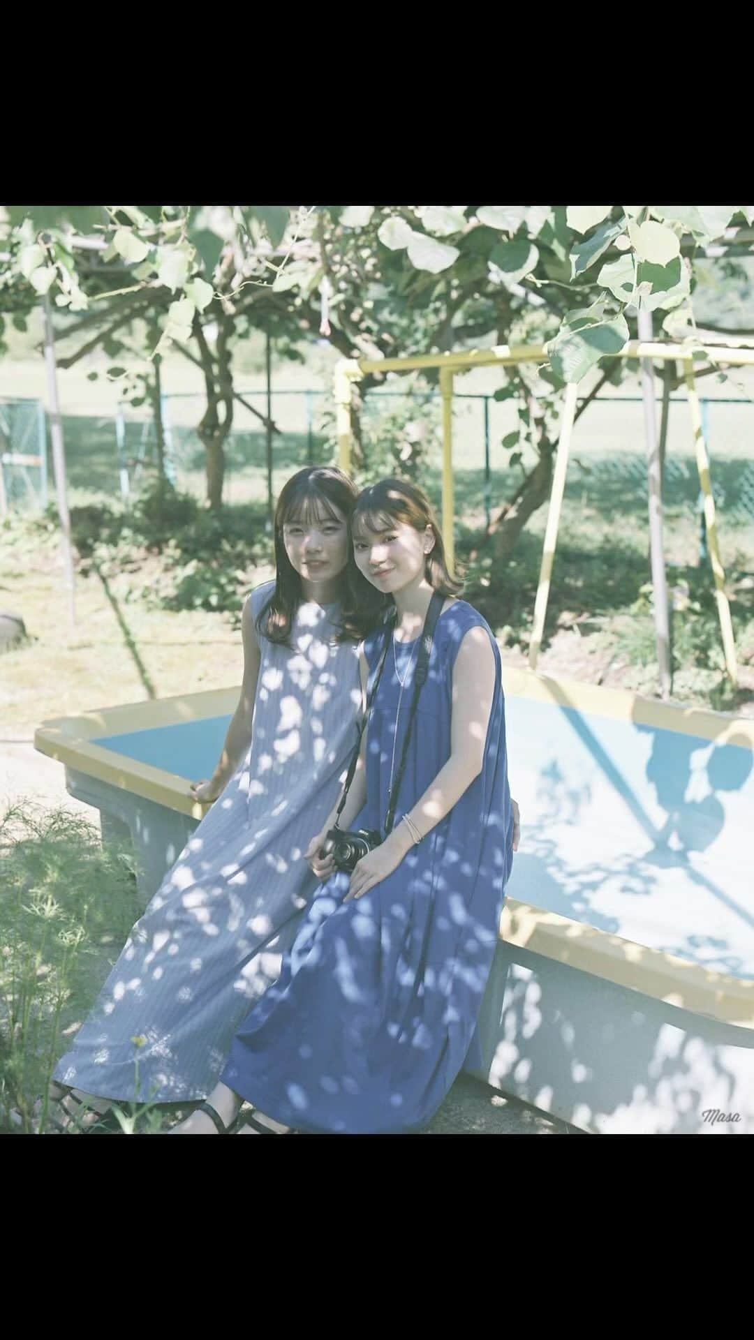 Masaのインスタグラム：「.  iPhone   Fujifilm X-Pro2  XF35 F1.4R  Pentax6x7  Super Takumar 105mm F2.4 #pro400h  一枚目のみバケペン  ここのプールがかわいい。  iPhone で適当で申し訳ないと思いながらも撮ってる動画だけど、自分の中では好きな音楽と合わせて、しっかり記憶に刻んでる。  撮影日 : 2023年7月16日  #まさペン #エビプリ #pentax6x7 #pentax67 #バケペン #中判フィルム #film #filmcamera #filmphotography #フィルム #フィルムカメラ #フィルム写真 #portrait  #ポートレート #fujifilm #xpro2 #xf35mmf14 #日本 #リール #reel #filmisnotdead #滋賀 #shiga #びわ湖 #琵琶湖 #沖島」