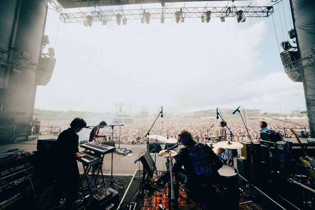 柳沢進太郎さんのインスタグラム写真 - (柳沢進太郎Instagram)「photo × @renzo1101   ROCK IN JAPAN FES. 2023 LOTUS STAGE  めちゃくちゃ沢山の人が！  気持ちよかった🔥  時折えげつない雨降ってたけど、みんな大丈夫か😂  ツアーファイナルの幕張で待ってるよ🤘🏻　  祭りしよう🧠」8月6日 19時03分 - shintaro_yanagisawa