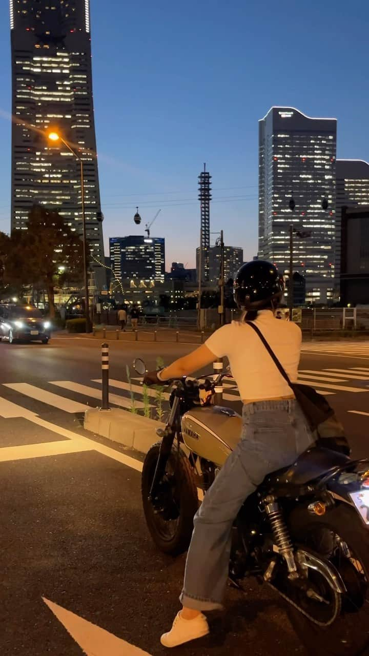 エムエムのインスタグラム：「気楽に生きていこうね🤙🏻  #sr400#カスタムバイク#custombike#バイク女子」