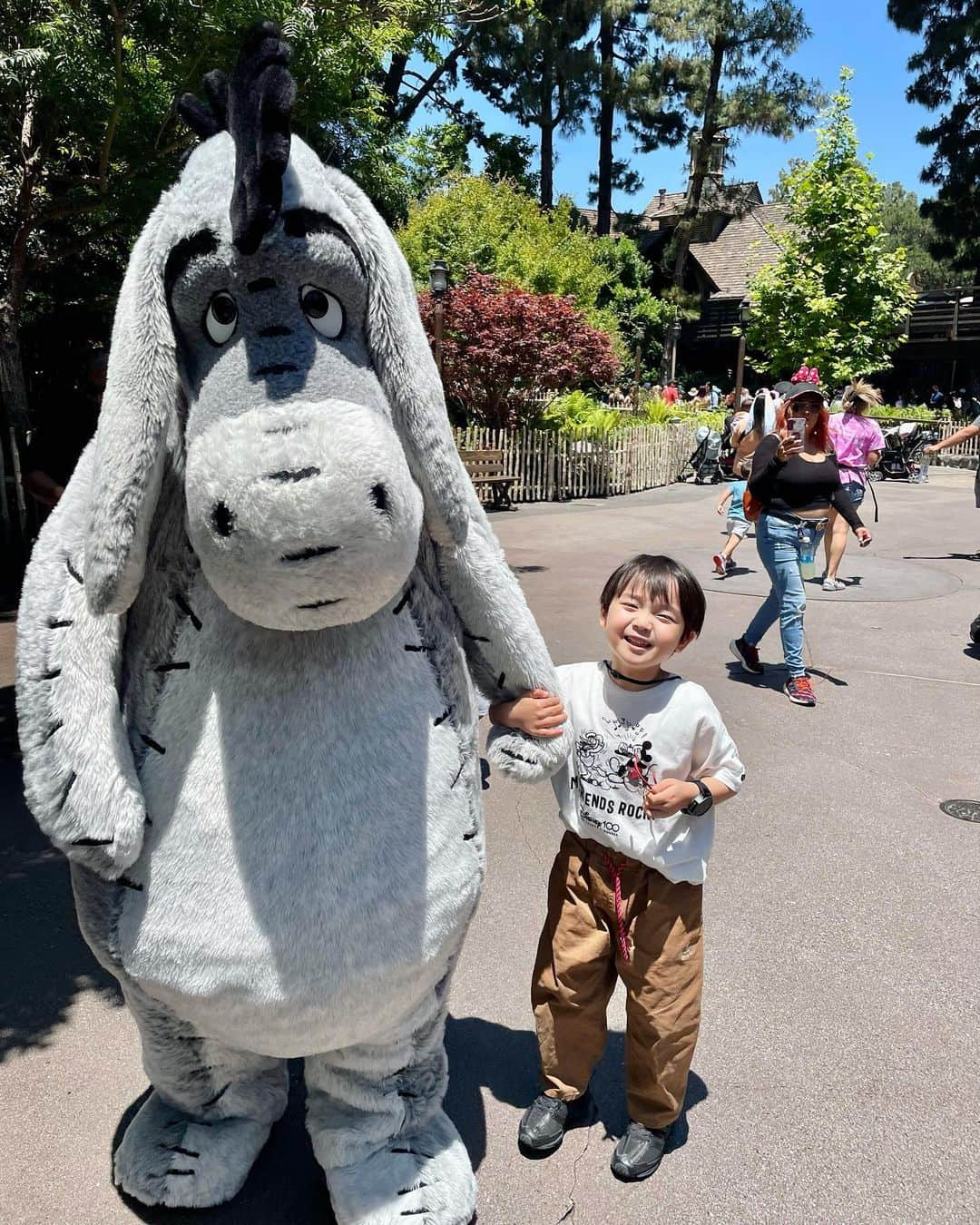 石塚錬さんのインスタグラム写真 - (石塚錬Instagram)「WORLD TOUR DAY2 👦💬「ディズニーワールドにきたよ🎢🐭今年は100歳のお祝いなんだって🎂(ボクの服も100歳記念🎉)沢山のキャラクターに会えて嬉しかったです🧸🤗 でも、スペースマウンテンにはもう乗りたくないです😢」 . （👨パパ通信📨）成長して絶叫系にも乗れるようになりましたが、スペースマウンテンが思いのほか怖かったようです笑。動物がでてくるジャングルクルーズが特にお気に入りでした(最後の動画です)🐘 . 👦💬"I came to Disney World 🎢🐭. This year they are celebrating 100 years old 🎂(my clothes are also celebrating 100 years old🎉). I was happy to see so many characters 🧸🤗. But I don't want to ride Space Mountain anymore 😢.” . (👨Dad's News 📨) Now that he's older, he's able to ride the scream machines, but he was unexpectedly scared of Space Mountain (he talks about how scary it was in the first video). The jungle cruise with the animals was a particular favorite🐘. . #男旅 #世界一周 #旅 #アメリカ #ロサンゼルス #アナハイム #旅行 # ディズニーワールド #スペースマウンテン #くまのプーさん #Mantrip #a round-the-world trip #trip #America #USA #Los Angeles #LA #Disneyworld #DLR #여행　#남자 여행 #การเดินทาง #ทริปผู้ชาย #Perjalanan #Perjalananmanusia #石塚錬 #成長日記 #ishizukaren #renishizuka #이시즈카렌"」8月6日 19時00分 - ishizuka_ren