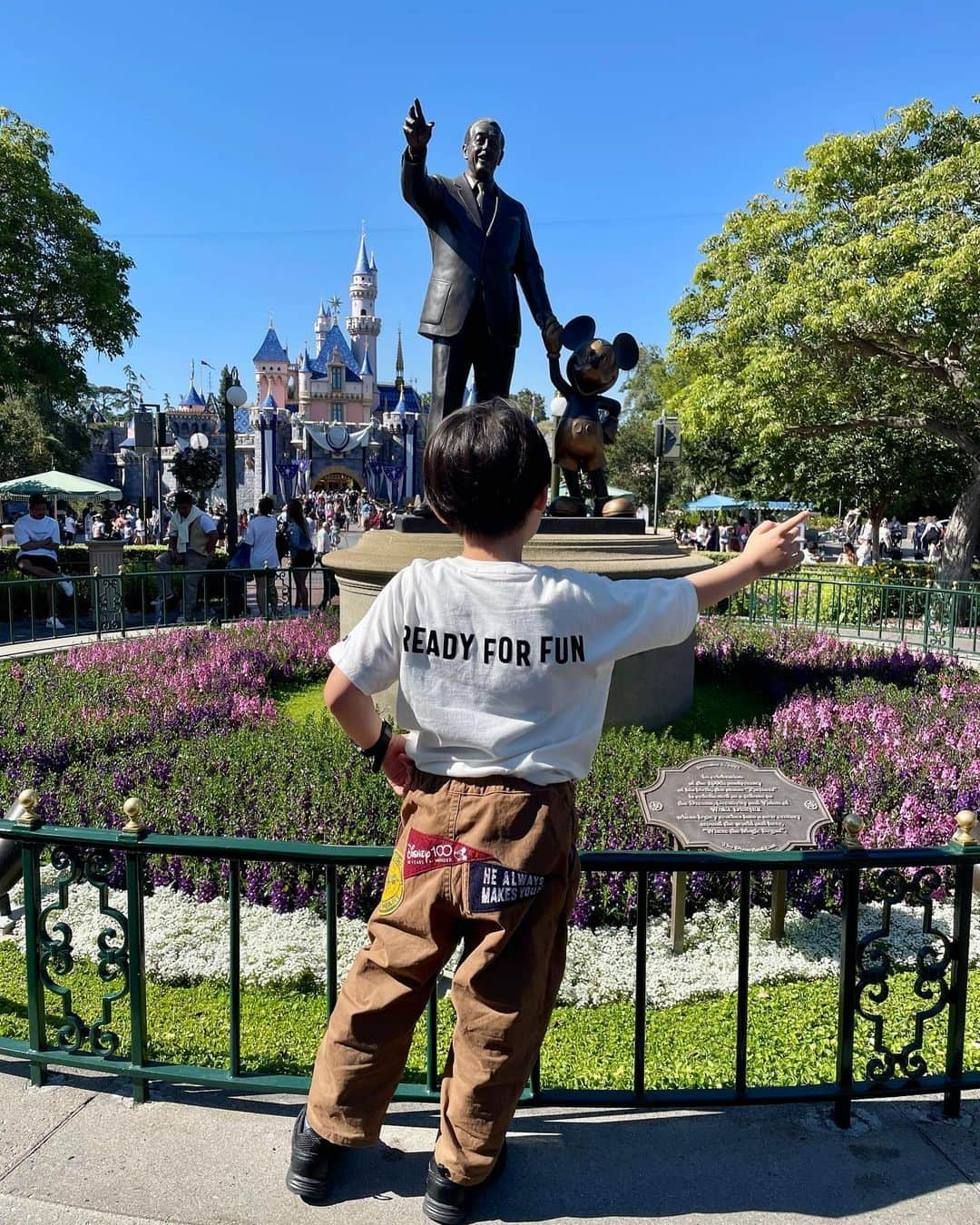 石塚錬さんのインスタグラム写真 - (石塚錬Instagram)「WORLD TOUR DAY2 👦💬「ディズニーワールドにきたよ🎢🐭今年は100歳のお祝いなんだって🎂(ボクの服も100歳記念🎉)沢山のキャラクターに会えて嬉しかったです🧸🤗 でも、スペースマウンテンにはもう乗りたくないです😢」 . （👨パパ通信📨）成長して絶叫系にも乗れるようになりましたが、スペースマウンテンが思いのほか怖かったようです笑。動物がでてくるジャングルクルーズが特にお気に入りでした(最後の動画です)🐘 . 👦💬"I came to Disney World 🎢🐭. This year they are celebrating 100 years old 🎂(my clothes are also celebrating 100 years old🎉). I was happy to see so many characters 🧸🤗. But I don't want to ride Space Mountain anymore 😢.” . (👨Dad's News 📨) Now that he's older, he's able to ride the scream machines, but he was unexpectedly scared of Space Mountain (he talks about how scary it was in the first video). The jungle cruise with the animals was a particular favorite🐘. . #男旅 #世界一周 #旅 #アメリカ #ロサンゼルス #アナハイム #旅行 # ディズニーワールド #スペースマウンテン #くまのプーさん #Mantrip #a round-the-world trip #trip #America #USA #Los Angeles #LA #Disneyworld #DLR #여행　#남자 여행 #การเดินทาง #ทริปผู้ชาย #Perjalanan #Perjalananmanusia #石塚錬 #成長日記 #ishizukaren #renishizuka #이시즈카렌"」8月6日 19時00分 - ishizuka_ren