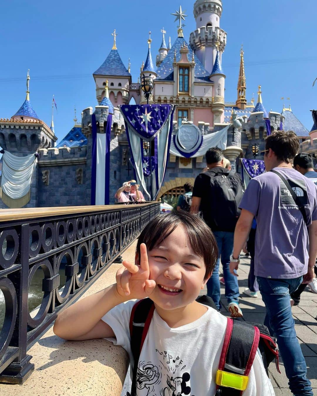 石塚錬さんのインスタグラム写真 - (石塚錬Instagram)「WORLD TOUR DAY2 👦💬「ディズニーワールドにきたよ🎢🐭今年は100歳のお祝いなんだって🎂(ボクの服も100歳記念🎉)沢山のキャラクターに会えて嬉しかったです🧸🤗 でも、スペースマウンテンにはもう乗りたくないです😢」 . （👨パパ通信📨）成長して絶叫系にも乗れるようになりましたが、スペースマウンテンが思いのほか怖かったようです笑。動物がでてくるジャングルクルーズが特にお気に入りでした(最後の動画です)🐘 . 👦💬"I came to Disney World 🎢🐭. This year they are celebrating 100 years old 🎂(my clothes are also celebrating 100 years old🎉). I was happy to see so many characters 🧸🤗. But I don't want to ride Space Mountain anymore 😢.” . (👨Dad's News 📨) Now that he's older, he's able to ride the scream machines, but he was unexpectedly scared of Space Mountain (he talks about how scary it was in the first video). The jungle cruise with the animals was a particular favorite🐘. . #男旅 #世界一周 #旅 #アメリカ #ロサンゼルス #アナハイム #旅行 # ディズニーワールド #スペースマウンテン #くまのプーさん #Mantrip #a round-the-world trip #trip #America #USA #Los Angeles #LA #Disneyworld #DLR #여행　#남자 여행 #การเดินทาง #ทริปผู้ชาย #Perjalanan #Perjalananmanusia #石塚錬 #成長日記 #ishizukaren #renishizuka #이시즈카렌"」8月6日 19時00分 - ishizuka_ren