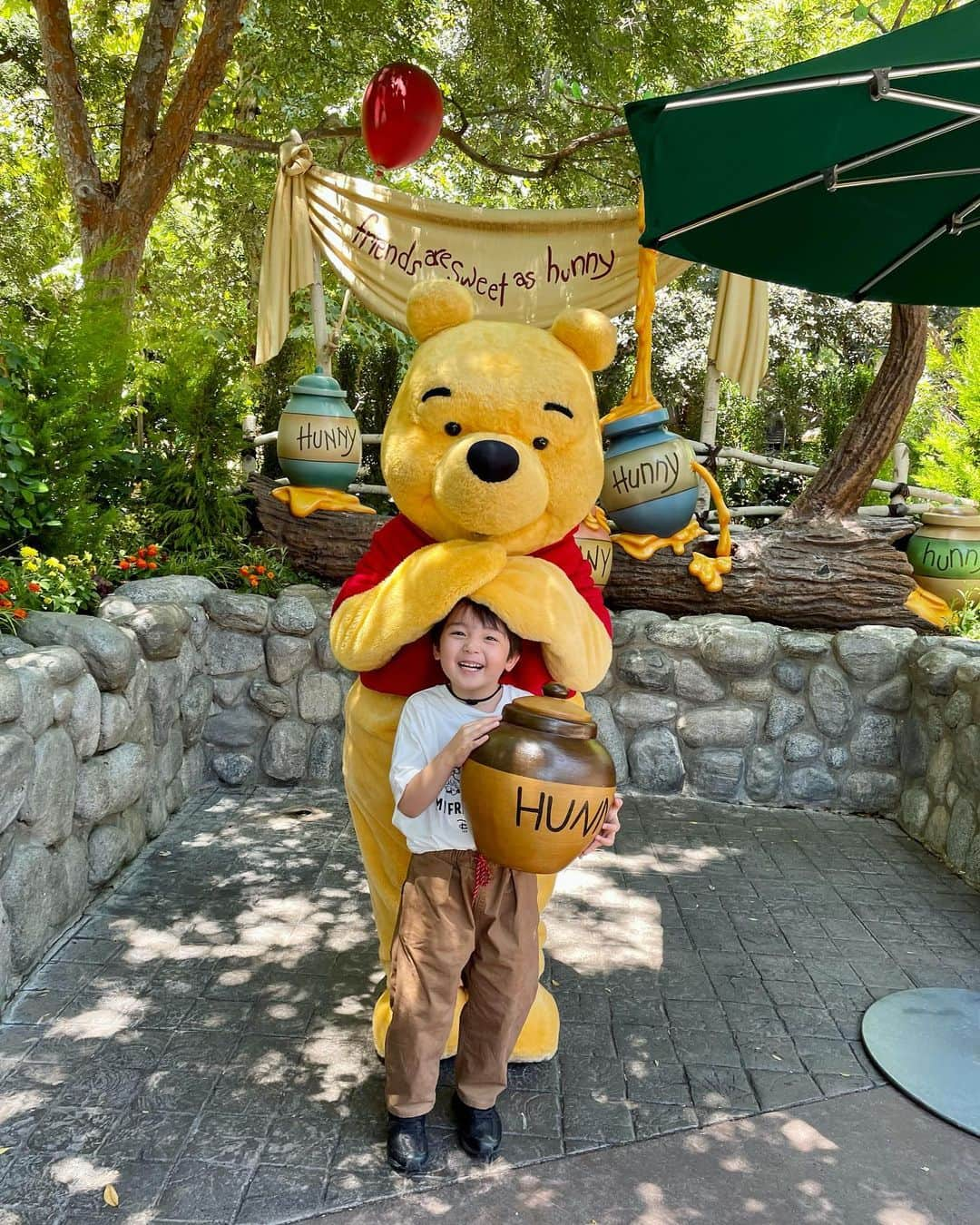 石塚錬のインスタグラム：「WORLD TOUR DAY2 👦💬「ディズニーワールドにきたよ🎢🐭今年は100歳のお祝いなんだって🎂(ボクの服も100歳記念🎉)沢山のキャラクターに会えて嬉しかったです🧸🤗 でも、スペースマウンテンにはもう乗りたくないです😢」 . （👨パパ通信📨）成長して絶叫系にも乗れるようになりましたが、スペースマウンテンが思いのほか怖かったようです笑。動物がでてくるジャングルクルーズが特にお気に入りでした(最後の動画です)🐘 . 👦💬"I came to Disney World 🎢🐭. This year they are celebrating 100 years old 🎂(my clothes are also celebrating 100 years old🎉). I was happy to see so many characters 🧸🤗. But I don't want to ride Space Mountain anymore 😢.” . (👨Dad's News 📨) Now that he's older, he's able to ride the scream machines, but he was unexpectedly scared of Space Mountain (he talks about how scary it was in the first video). The jungle cruise with the animals was a particular favorite🐘. . #男旅 #世界一周 #旅 #アメリカ #ロサンゼルス #アナハイム #旅行 # ディズニーワールド #スペースマウンテン #くまのプーさん #Mantrip #a round-the-world trip #trip #America #USA #Los Angeles #LA #Disneyworld #DLR #여행　#남자 여행 #การเดินทาง #ทริปผู้ชาย #Perjalanan #Perjalananmanusia #石塚錬 #成長日記 #ishizukaren #renishizuka #이시즈카렌"」