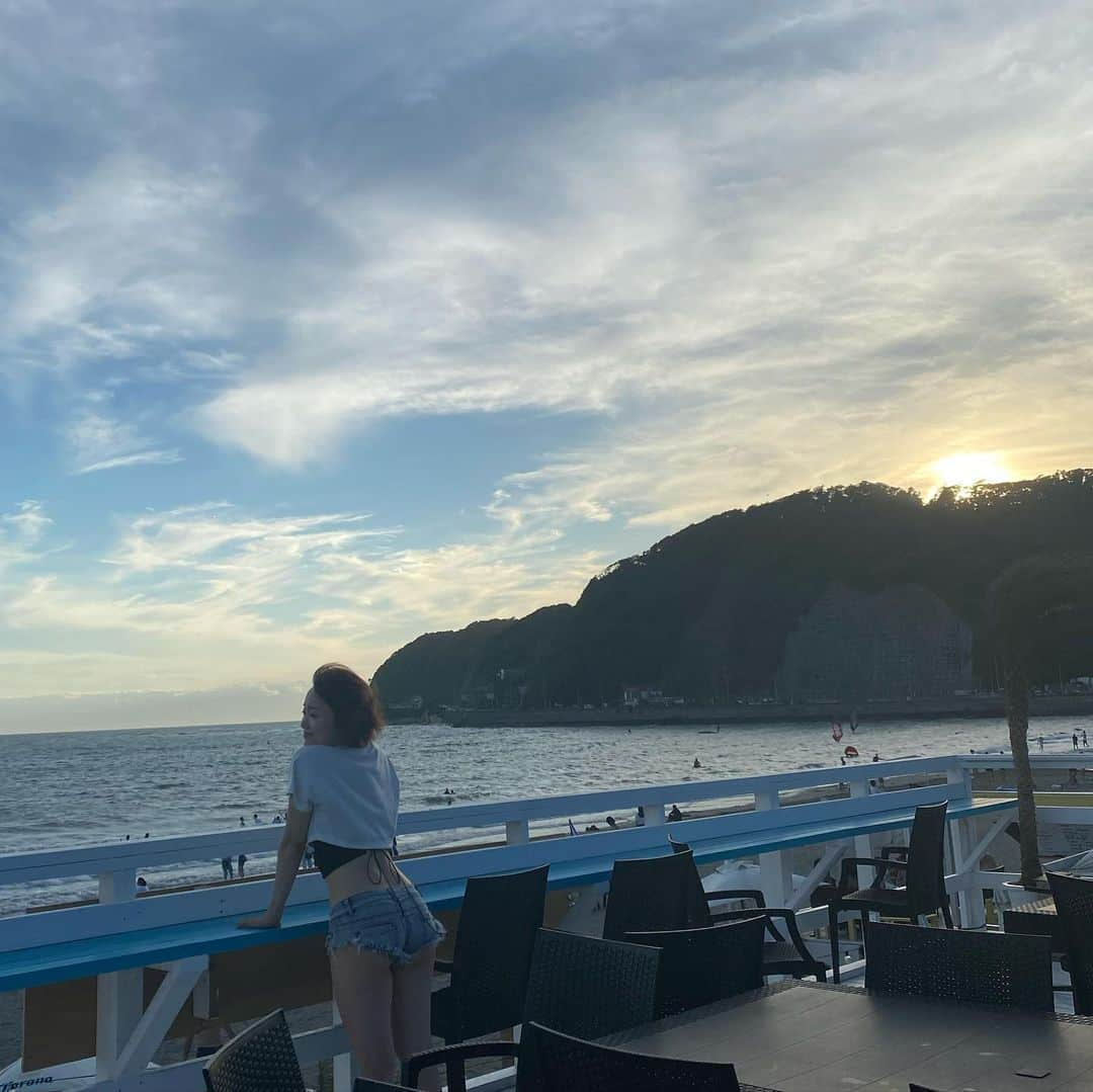 Roseのインスタグラム：「🏝️🏝️🏝️  夕焼けが1番好き👒  #sunset #beach #sea #zushibeach  #逗子海岸 #神奈川 #夕焼け #湘南 #海の家」