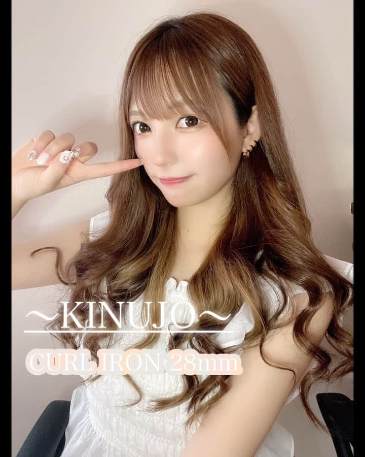 川本愛彩のインスタグラム：「. @kinujo.jp さんの ヘアアイロンが好きすぎる⸜❤︎⸝‍  最近のNew iron ➩【CURL IRON】  まず、プレートが違うんです☝🏻 KINUJOさんが独自に研究開発された新素材！ 【#シルクプレート】 は髪が傷む原因の 水蒸気爆発を抑え、 髪へのダメージを最小限に抑えてくれます♡  毎日ヘアアイロンを使う方には超嬉しい🥰 髪に優しいと安心してお洒落を楽しめる♪  150°まで約30秒と速攻で温まるから 忙しい朝や、外出前にも嬉しいよねッ😍 バタバタで家をでて「あれ、消したっけ…」 ってなっても大丈夫🙆‍♀️ 電源を入れてから約60分後に自動で 電源が切れる安心設計！ す、すげぇ〜😳 でも、消し忘れには注意♡  他にストレートアイロン ドライヤーなどもあるから @kinujo.jp  是非Checkしてみてね😆 . . . #kinujo #キヌージョ #絹女 #ツヤ髪 #カールアイロン #シルクプレート #保湿  #ヘアー #ヘアアイロン #巻き髪 #タッチパネル式 #10段階温度調節可能 #おすすめ #お気に入り」