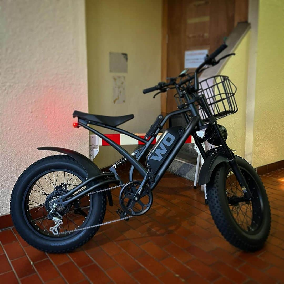 土井地博のインスタグラム：「WO Electric Bike  @wo_bikes   自宅近くは勾配ある坂が多いのでElectric Bikeでモトクロス感覚で乗ってみた。 20km/h平均で走ると、もはや名の通りバイク。 電動アシスト、ロード e-BIKEとはまた違う感じで面白い👌  #wo #bike #bicycle #ebike #japan」