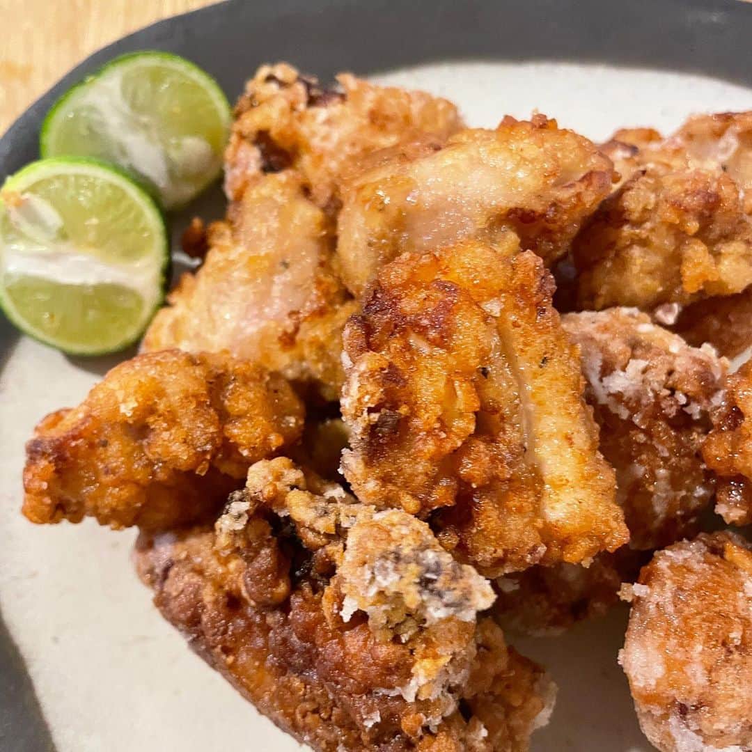 のインスタグラム：「唐揚げと帆立の日！ 暑くて最近は家でぼーっとお料理してる🌞  唐揚げが私の人生史上1番 美味しくできた❤︎笑 サクサクでジューシー🍖 2度揚げのおかげかな？  1度目は180度で2分くらい 余熱で熱を通して→ 2度目は200度で1分くらい！ だけど、合ってるかわからない😂笑  #唐揚げ #帆立の味噌焼き」