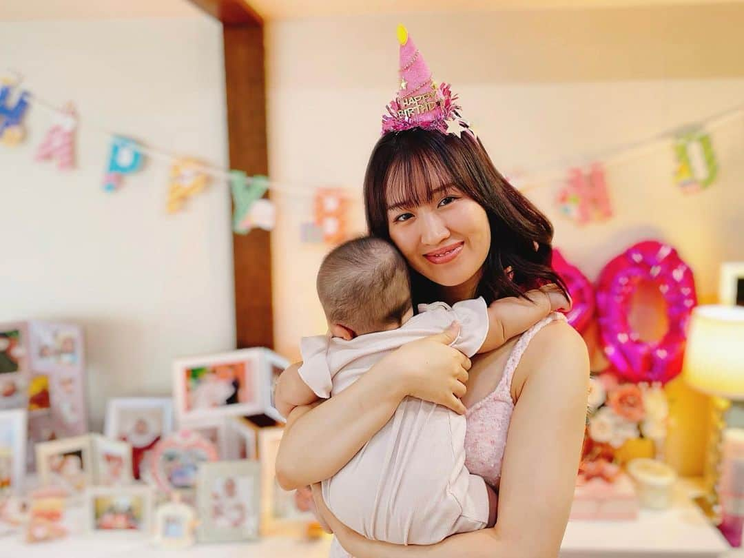 彩月つくしさんのインスタグラム写真 - (彩月つくしInstagram)「Spending my birthday with my baby 👶💕  皆様お祝いメッセージありがとうございました！  家族に囲まれて幸せな誕生日を過ごす事が出来ました💓  私の最近の趣味はフォトフレーム集め🖼️ 可愛いフォトフレームを見たらすぐに買ってしまいます。  買ってきたフォトフレームには娘の写真を入れて飾っているのですが、もうそろそろ置き場所がなくなりそうです🤭  #birthday #familytime #babygirl  #0歳児 #襟足だけ伸びてる👶」8月6日 19時20分 - iii_tsukushi_iii