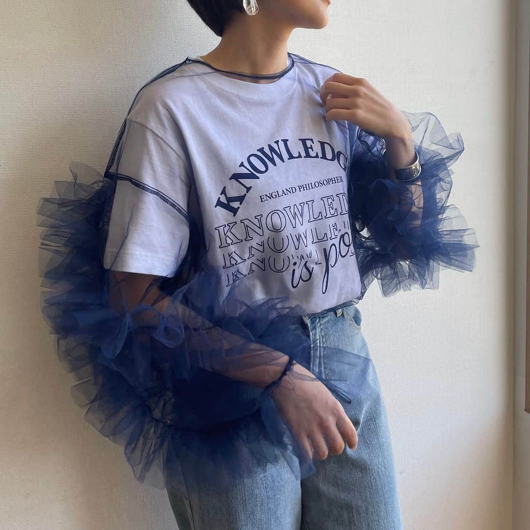イーザッカマニアストアーズのインスタグラム：「. ＼📣NEW ITEM ／  普段のコーデに重ねるだけ🦜  袖に施したボリュームのあるフリルで コーデに甘さとスパイスをプラス。 個性的だけど簡単に日常に馴染む一枚です。  デコフリルスリーブ チュールブラウス 🔎2300407 ¥5,900 着用staff おみ 165cm ＝＝＝＝＝ #ezakkamaniastores #イーザッカマニア #イーザッカマニアストアーズ #シアートップス #チュール #シアー #シアーブラウス #フリル #今日のコーデ #シンプルスタイル #シンプルコーデ #カジュアルスタイル #モード #神戸ファッション #コーディネート #夏コーデ #夏服コーデ ＃秋コーデ ＃秋服コーデ ＃23AW」