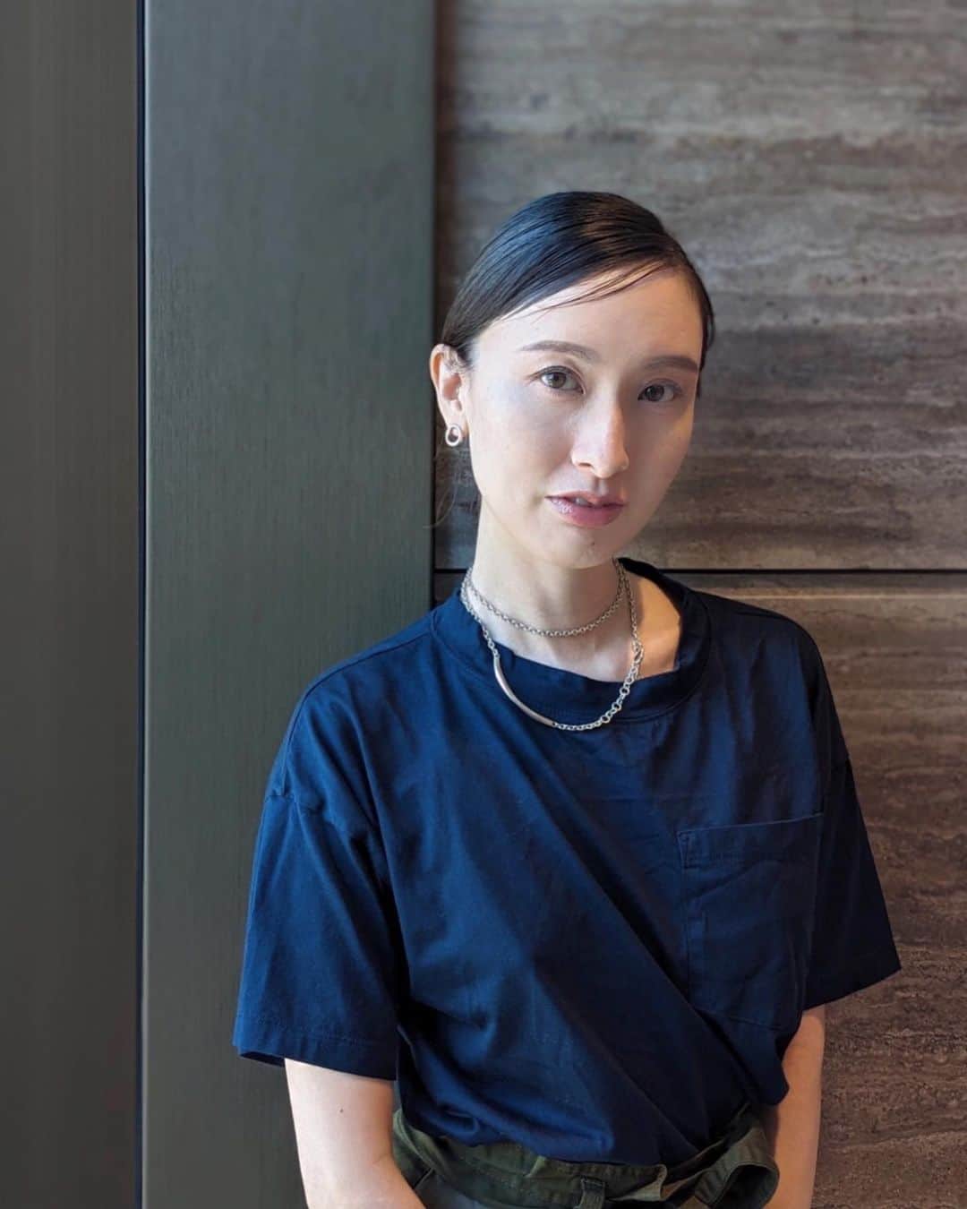前田紀至子のインスタグラム：「先日HERAのオンニ風メイクを載せた際、「プロのメイクにして貰ったメイクをもっと載せて欲しい」とリクエストいただいたので、このところ自分にしては記録写真をマメに撮ってみています。 今回は先日リールで紹介したローラ メルシエのジャパン インブルームのアイシャドウパレットを使ったメイク。  鏡を見て自分で「おぉ！」と驚くほどクリアな印象になりましたが、家族や比較的近しい人々からとても評判が良いです。 やっぱり「ナチュラル見え」って強いのでしょうか。  1色あたり数百円感覚で買える（そしてもれなく全色使える）パレットでこの仕上がりは素晴らしいなと。数量限定なので気になる方はおはやめに。  #ローラメルシエ#lauramercier#ジャパンインブルームアイシャドウパレット#bananarepublic#バナナリパブリック#blanciris」