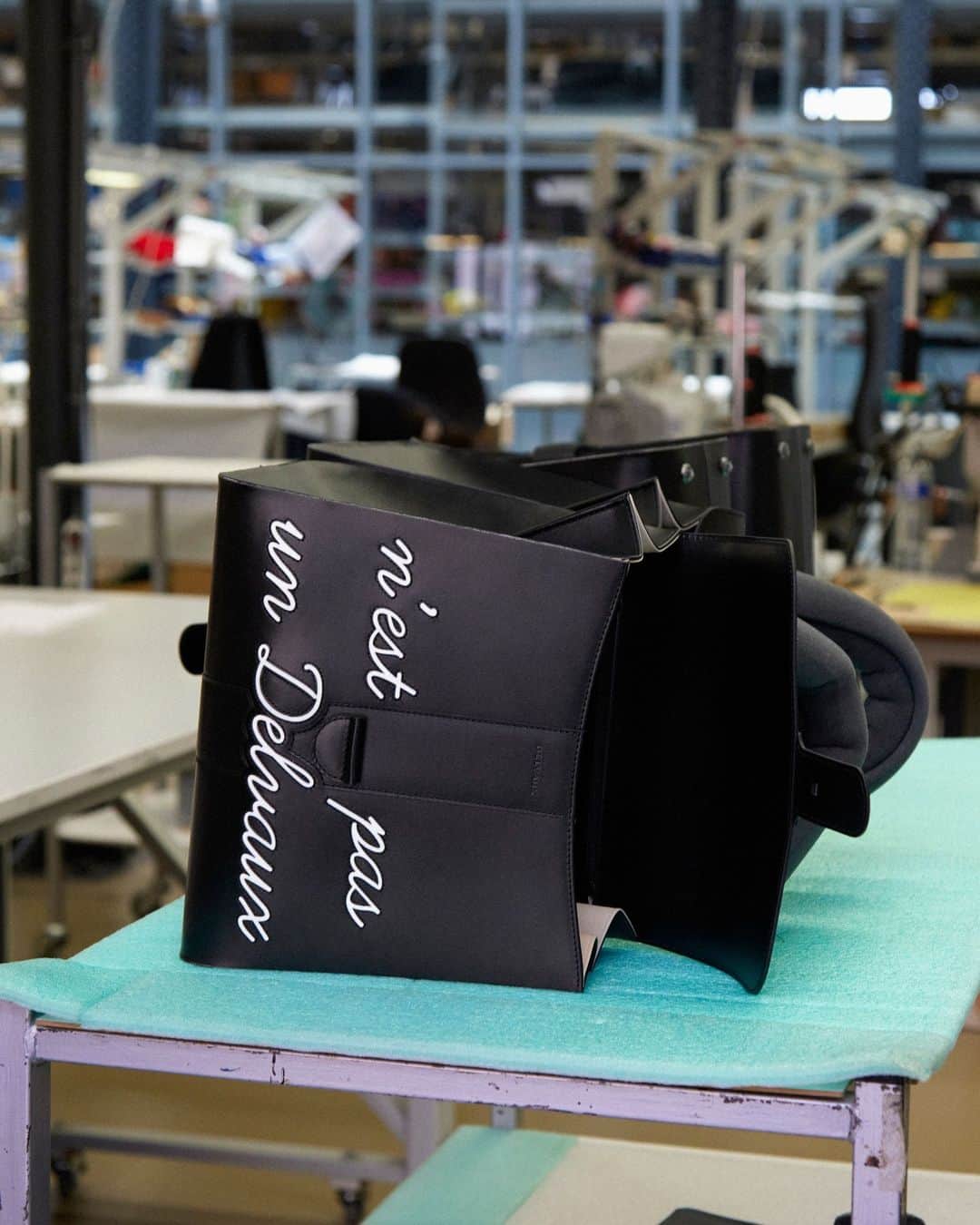 デルボーのインスタグラム：「Belgian Masters.⁣ ⁣ An example of Delvaux’s exceptional standard of leather work and savoir-faire combined with the artistry and imagination of one of Belgium’s greatest artists Rene Magritte, L’Humour is the result of handcraft, innovative stitchwork and brilliant wit. ⁣ ⁣ #Delvaux」