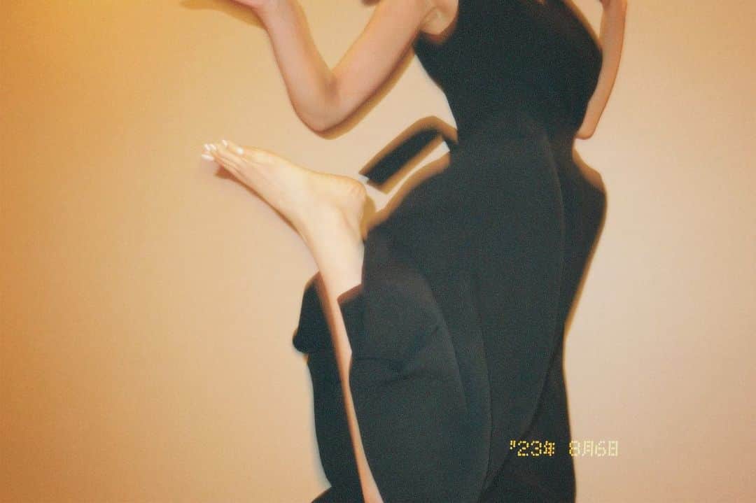 ダレノガレ明美さんのインスタグラム写真 - (ダレノガレ明美Instagram)「マネージャーさんに デジカメで撮ってもらいました☺️ 笑いすぎて笑いすぎて🤣 裸足になってバレエ踊ったり〜 ジャンプしたり〜 デジカメ楽しい☺️」8月6日 19時30分 - darenogare.akemi