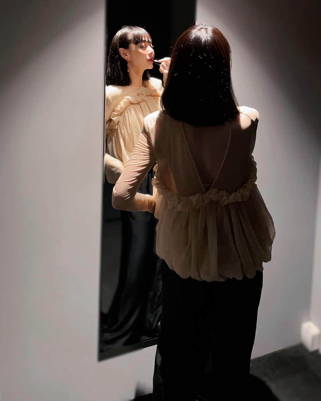 のインスタグラム：「💄💋  ディナーへ。 美しい空間でコース料理をいただくのでおしゃれしたの。素敵で上質な服は気持ちも上がる。 その後は夜景でも見に行きもしょ。  #ootd @haengnae_official  @prada #instafashion  #お出かけ #mystyle #ヘアメイク #hairstyle  #黒髪 #blackhair #アラフォー」