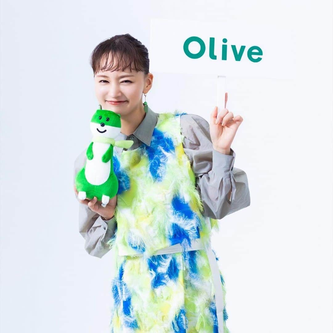 渡部麻衣さんのインスタグラム写真 - (渡部麻衣Instagram)「三井住友銀行のサービス『 #olive 』の web CMに出演させて頂きました✨  このカード1枚で クレジットカード・デビットカード キャッシュカード・ポイント払いの 4機能が備わってる優れものなので 何かと荷物がかさばるママ達にも ピッタリだと思うー🥹  まだお持ちでない方は 是非チェックしてください♡  @smbc_official #三井住友銀行 #SMBC #Olive #smbcolive #キャッシュレス」8月6日 19時23分 - mmaaiipp