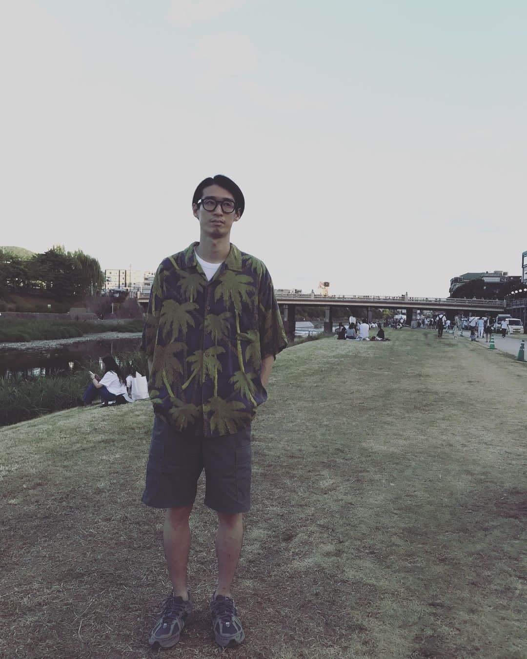 米田貴紀のインスタグラム：「スタジオ帰りに鴨川へ🦆 橋の向こう側でイベントやってて賑わってました。」