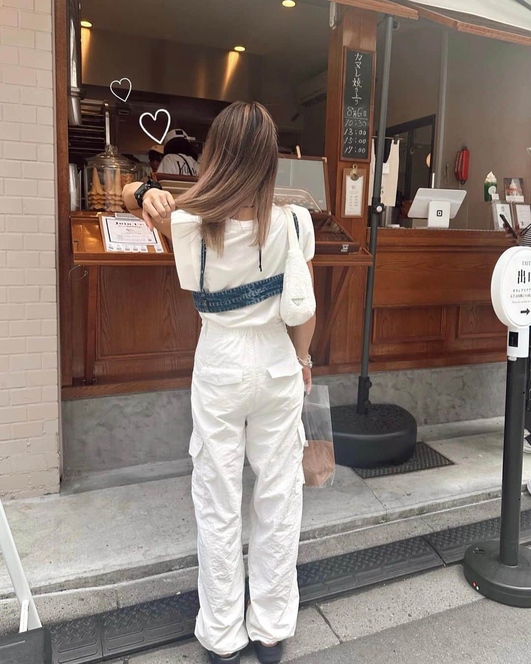 ✷kana✷のインスタグラム：「カヌレの焼き上がり時間ぴったりにきた♡笑 外カリ中もちっほんとにいちばん美味しい♡  📍 @kuramae_cannele   #kuramaecannele#asakusatokyo#tokyocafe#looks#bustiertop#denimbustier#데일리룩#룩북#여름코디#데이트룩#カフェ巡り#蔵前カフェ#大人カジュアル#150cmコーデ#海外ガール#海外ファッション#低身長コーデ#カヌレ好き」