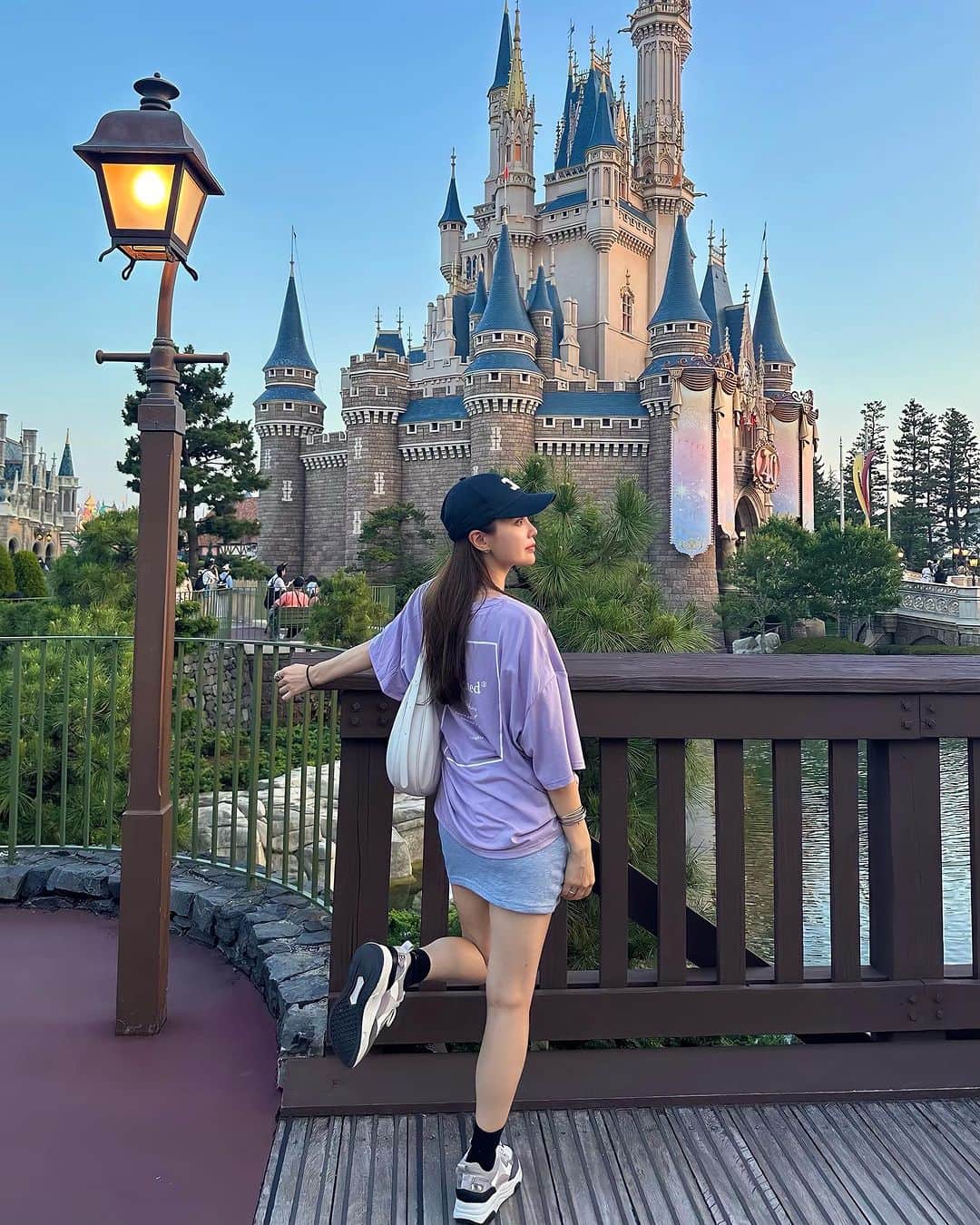 Aoiのインスタグラム：「夕暮れディズニーの映えスポットは間違いなくここでしょ！という場所を見つけた🤳  と思ったけど、インスタ見てたらもっと素敵なとこいっぱいあった←  . . . . . . #ディズニー写真部 #ディズニーリゾート」