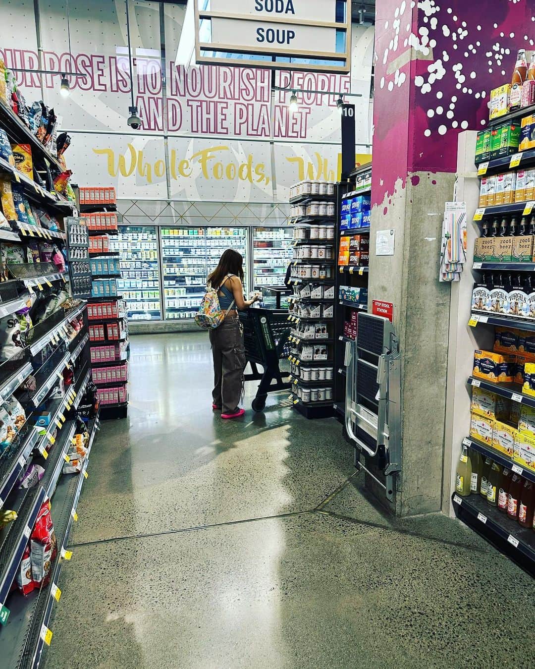 有吉弘行のインスタグラム：「貴重！ お買い物をする、フワ。」