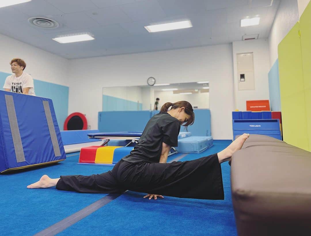 のインスタグラム：「子供たちを教える前はまず、ストレッチ👍 …。痛い…とても痛い🥲🙃 毎日、ストイックにストレッチと柔軟します🥲  そして、出産後初の 田中体操クラブイオン茅ヶ崎中央校に 突然行ってみた😚‼️ 一番驚いていたのは、しょういち先生とこうじ先生でした🤣😆 みんな遊びにきてくださいね🩷」
