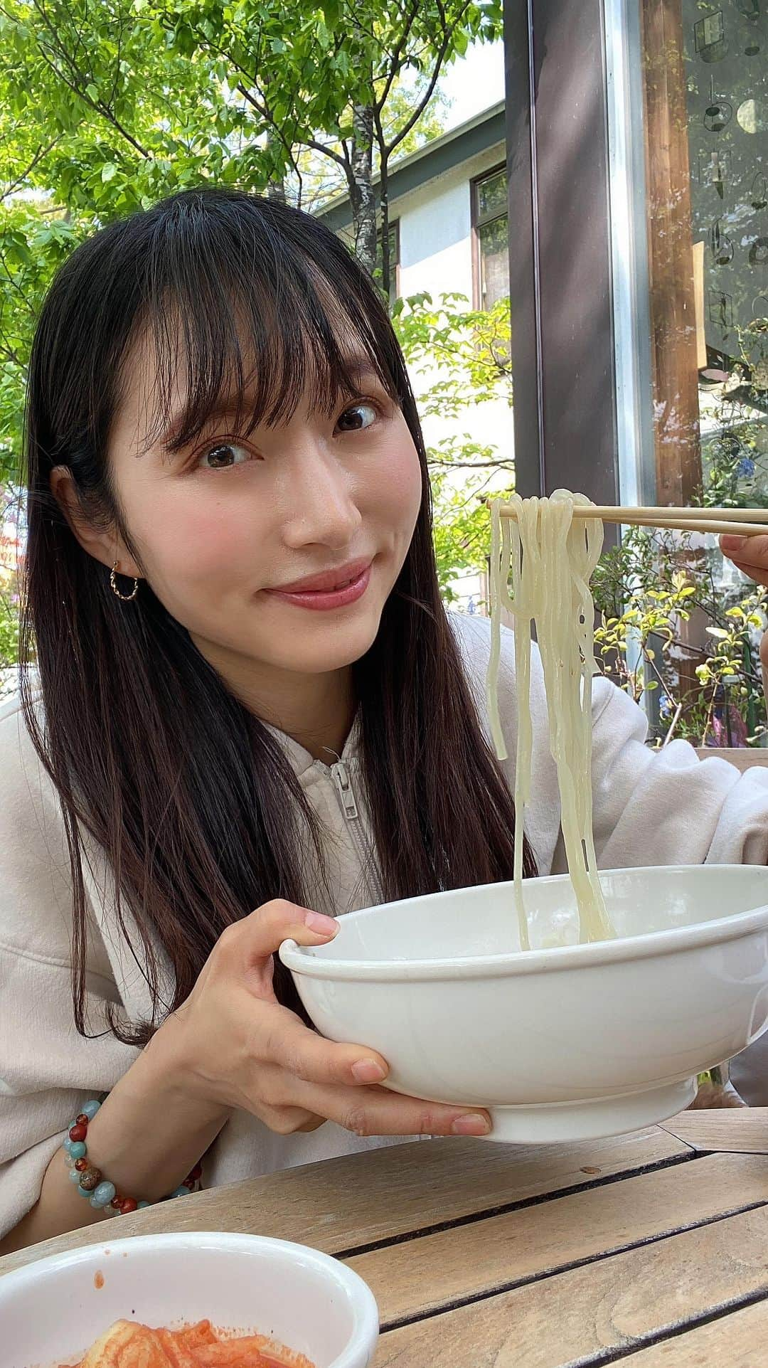 茉莉のインスタグラム：「@mari._xx 👉日本一周ひとり旅中！ わんこと行ける！本格冷麺！🍜🧊 岩手県『ぴょんぴょん舎　本店』 . . 広々としたテラス席には 木々やお花🌼🌿が沢山植えてあり、 涼しいし癒されます…☺️✨ . . 本店のテラス席のみ、 わんこ🐩同伴OKなので要注意🧡 . . 暑い夏にピッタリな冷麺… また食べに行きたいなぁ😮‍💨💨 . . #わんことお出かけ #わんこ同伴ok #犬連れランチ#岩手観光 #岩手旅行 #一人旅#女一人旅#東北一周#バンライフ#日本一周」