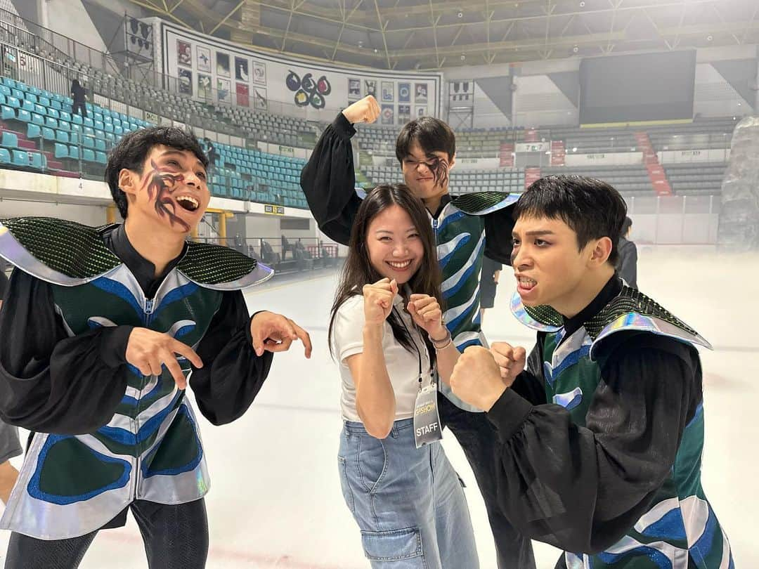 金海珍さんのインスタグラム写真 - (金海珍Instagram)「⛸️ 작년에 이어서 올해도 미디어 아트 아이스쇼 무사히 끝🔥 이 공연을 시작으로 은퇴 후 스케이터들이 웃으며 링크위에 설 수 있는 공연들이 더 많이 생겼으면 좋겠습니다☺️ 무대를 위해서 많은 열정 쏟아주신 연출팀과 프로덕션팀 그리고 많은 스텝분들께 감사드리며, 우리 스케이터 배우들!! 언니, 누나에서 안무쌤으로써 조금은 엄격했던 해진쌤 따라오느라 다들 고생 많았다요!! 다들 내맘 알지?🥹❤️ 마지막으로 공연 보러 와주신 모든 분들 너무 감사합니다🥰 . #지쇼 #피겨안무가 #올해도무사히 #끝  #G_show #choreo #choreographer #choreography」8月6日 19時32分 - haejin_kim0423