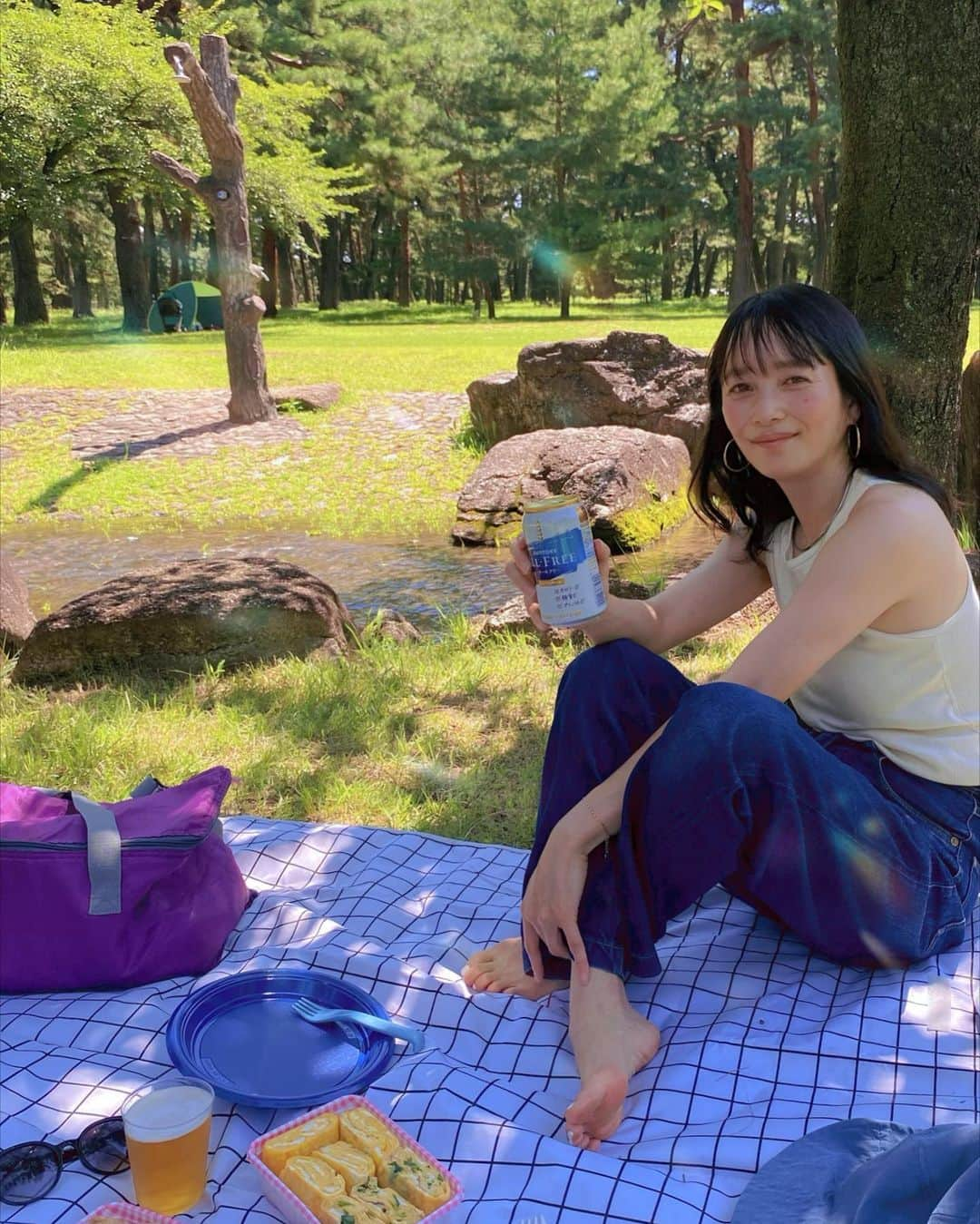 北澤 宏美のインスタグラム：「✳︎ ＼＼※オールフリーのプロモーションに参加しています🌿／／  🌲🌳🌲🌳🌲 この日も自然を求めドライブ🚙 もうさすがに暑すぎて キンキンに冷えたオールフリーを朝からいただいたよ🍺 いつでも飲める幸せと 飲んだ時の爽快感がたまらないの😆✨ ソフトドリンクとは違った特別感も得られるのも 私のちょっとした楽しみとなってます♡  この日は おにぎり、玉子焼き、浅漬けきゅうり オールフリーは何にでも合うから好き💛🤍💙  まだまだ暑い日が続くけど まずは健康第一で引き続き夏を満喫しましょ🌻   #昼オールフリー部  #ノンアル曜日 #ノンアルコール #ALLFREE #糖質ゼロ #アルコールゼロ #カロリーゼロ #昼飲み」