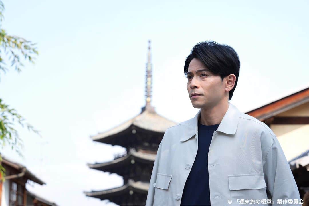 週末旅の極意〜夫婦ってそんな簡単じゃないもの〜のインスタグラム：「5話off📸  まるで映画のワンシーンのような仁さんをどうぞ😂  このようなシーンは出てきませんが、5話は見逃し配信中です🧳 https://tver.jp/episodes/epdw5w5zjs  #週末旅の極意 #観月ありさ #吉沢悠」