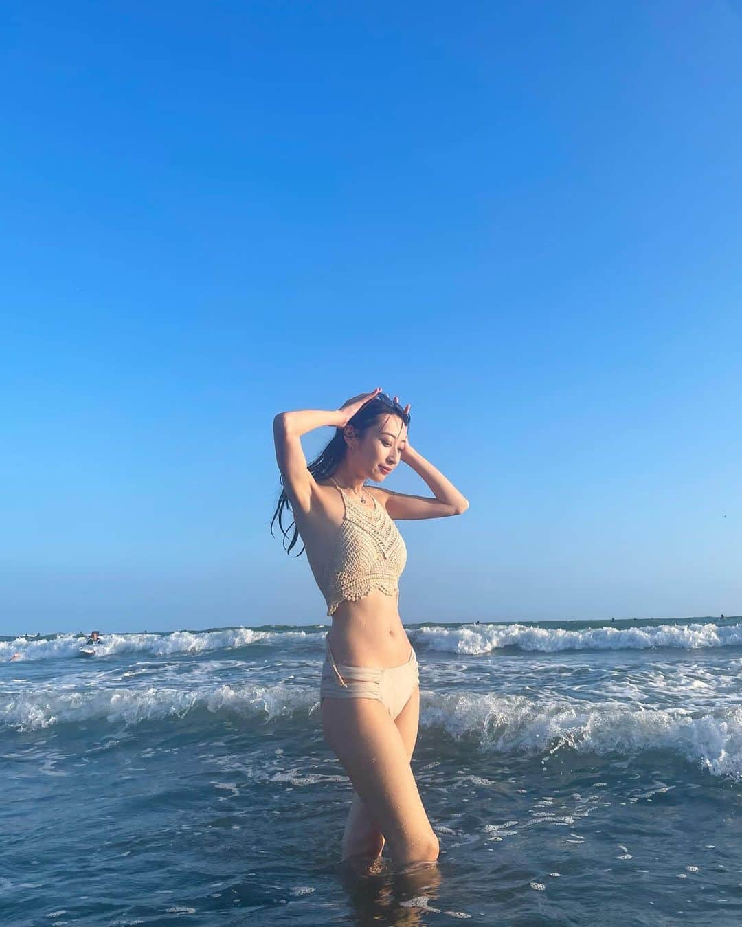 瀬名ひなののインスタグラム：「海で飲むお酒は最高🌞 由比ヶ浜懐かしくてテンションあがる~~  コーデはSHEIN トップス🔍10516415 サングラス🔍 17732783/19452153(こっちの方が黒っぽい)  ほんとはヌーブラつけた方が良かったんだけど 暑過ぎて無理だった😂  写真撮る前に海に入ってしまった️🤦 次はちゃんと写真撮ってから入ろう~  COLORZ by SHEIN Zepp Yokohama参戦します❣️ もうちょっとだ楽しみ🥳  SHEIN クーポンコード: CLZ23 0〜5999円 15%off, 6000円〜　20%off 8月末まで使えます🫶  #SHEIN #SHEINコーデ #COLORZwithSHEIN2023 #SHEINlovesYokohama #besheinモデル #shein購入品 #sheinコーデ #sheinsummer #sheinvacaymode #水着コーデ #海コーデ #ビキニ女子 #海水浴場 #海の家」