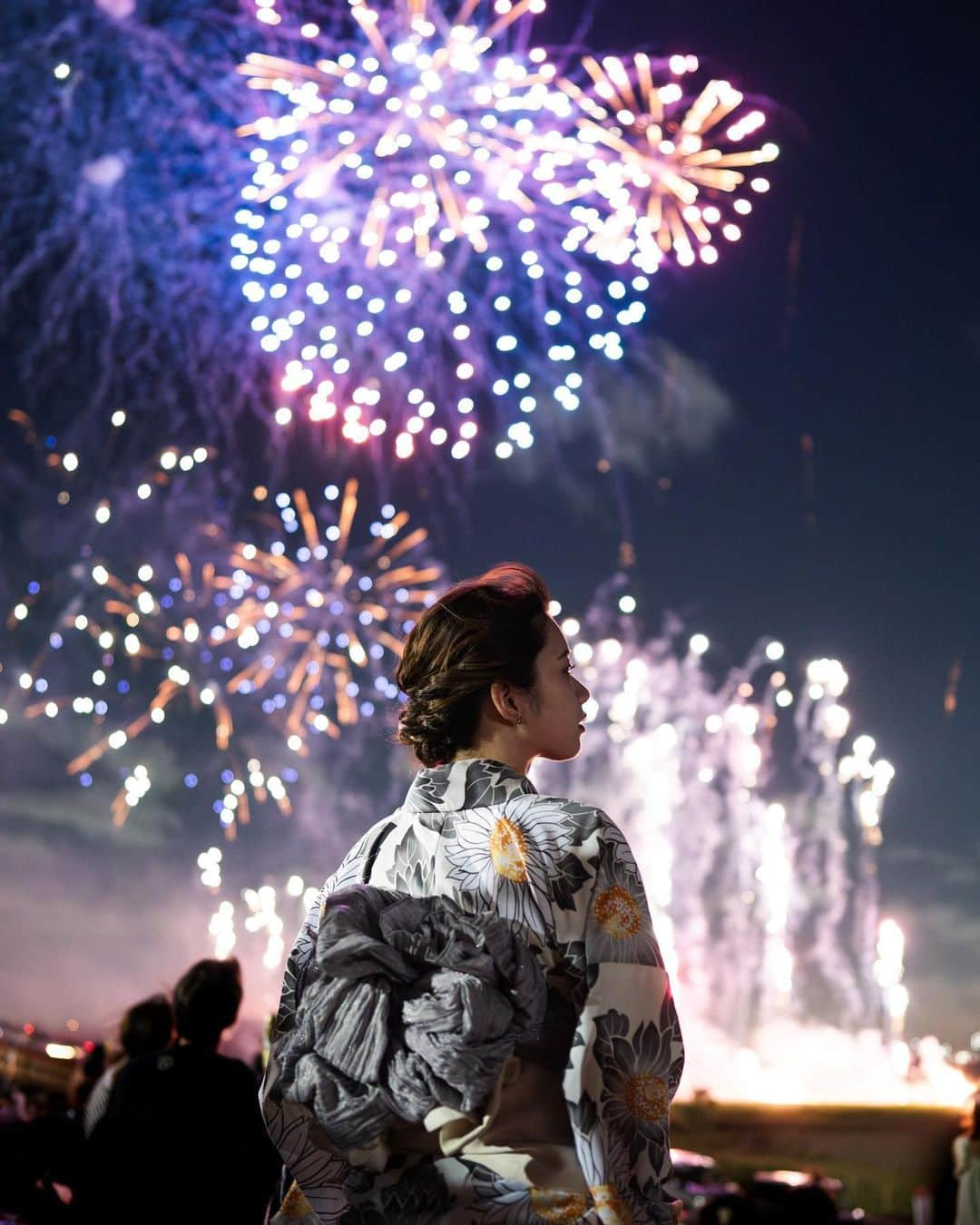 haru wagnusさんのインスタグラム写真 - (haru wagnusInstagram)「戸田橋花火大会 ㅤㅤㅤㅤㅤㅤㅤㅤㅤㅤ 3年ぶりに開催された戸田橋花火大会に友人たちと行ってきました。 ずっと開催ができずにいた、地元の花火大会だったので、もう久しぶりに、しかも最高の席で見たので皆んな大興奮！素晴らしすぎて感動！花火師さん、大会運営の皆さんにありがとうです！  #戸田橋花火大会 #戸田橋花火大会2023 #感動をありがとう #花火大会 #花火 #日本の絶景 #日本の夏 #日本旅行 #japantravel #japanfireworks #fireworks #japanlife #japanphoto #japan_daytime_view #japan_of_insta #japangirl #japanart #japan_art_photography #japaneseculture #japanesegirl #yukata #yukatagirl #japan_great_view #hanabi #japan_bestpic_」8月6日 19時36分 - wagnus