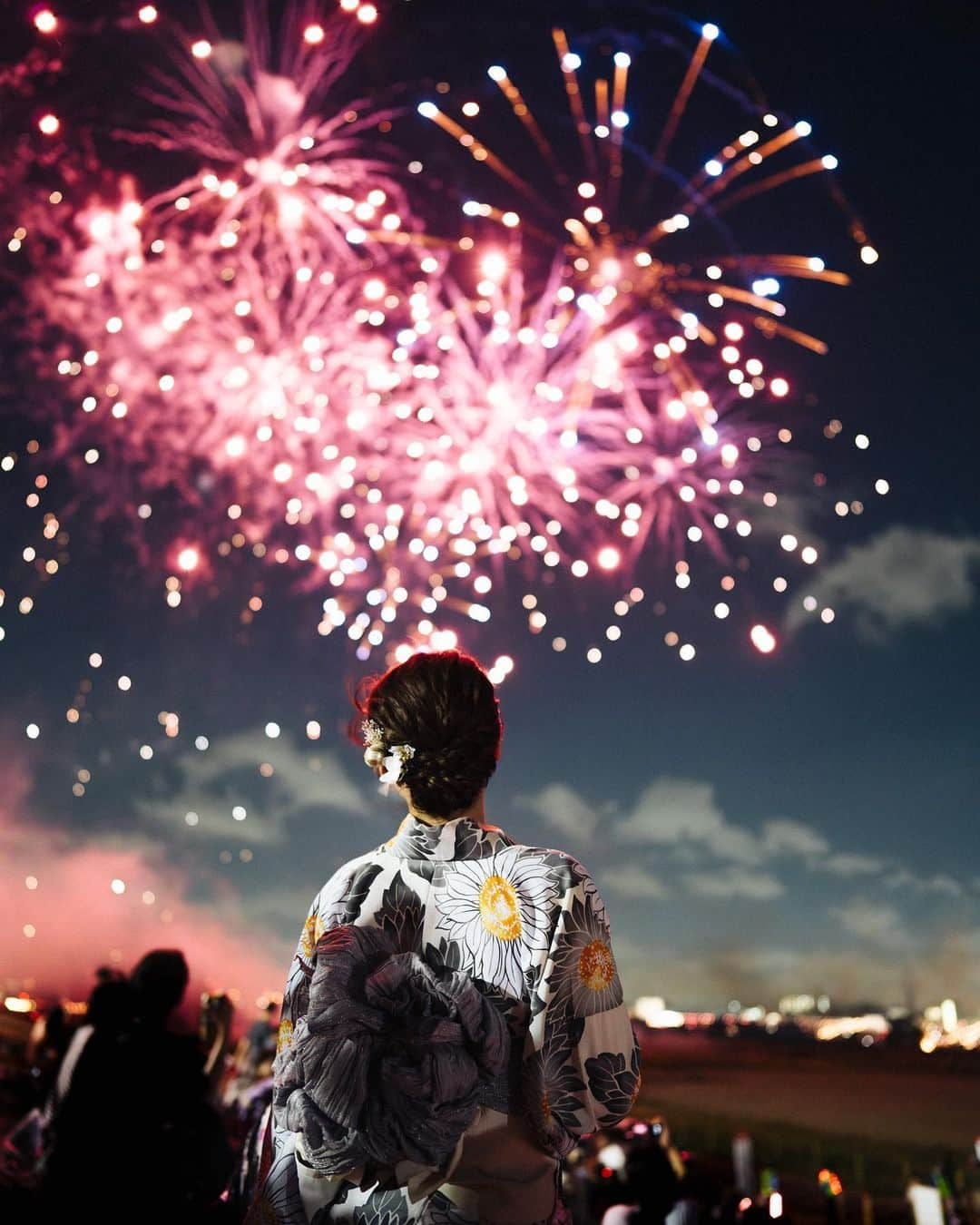 haru wagnusのインスタグラム：「戸田橋花火大会 ㅤㅤㅤㅤㅤㅤㅤㅤㅤㅤ 3年ぶりに開催された戸田橋花火大会に友人たちと行ってきました。 ずっと開催ができずにいた、地元の花火大会だったので、もう久しぶりに、しかも最高の席で見たので皆んな大興奮！素晴らしすぎて感動！花火師さん、大会運営の皆さんにありがとうです！  #戸田橋花火大会 #戸田橋花火大会2023 #感動をありがとう #花火大会 #花火 #日本の絶景 #日本の夏 #日本旅行 #japantravel #japanfireworks #fireworks #japanlife #japanphoto #japan_daytime_view #japan_of_insta #japangirl #japanart #japan_art_photography #japaneseculture #japanesegirl #yukata #yukatagirl #japan_great_view #hanabi #japan_bestpic_」