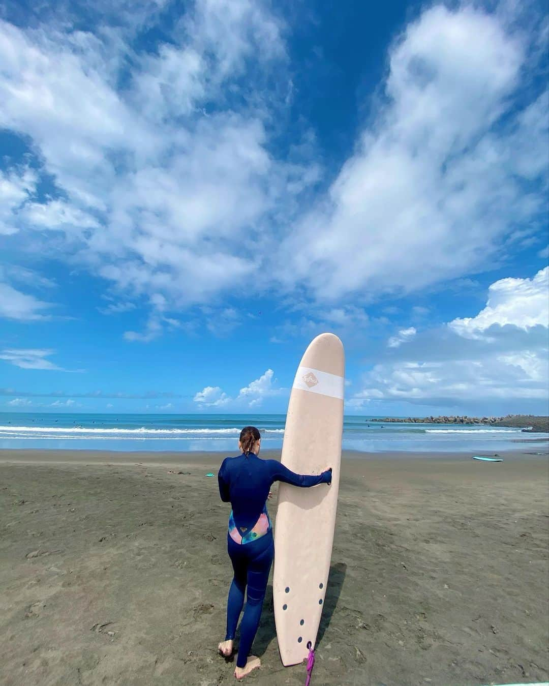 奥家沙枝子のインスタグラム：「Sunday surfers🏄‍♀️  2週連続通ってすこしレベルアップ🌺うねりから乗れるようになったのでサーファーを名乗ってよいと先生から許可を受けました😂  @akeyf_1l はじめて立てたのおめでとう🎉一緒に楽しもう〜💓  #summer #sunny #weekend #ocean #beach #goodday #chill #vacay #nap #sunday #summergirl #surf #surfing #surfgirl #memories #夏 #海 #夏休み #サーフィン #서핑」