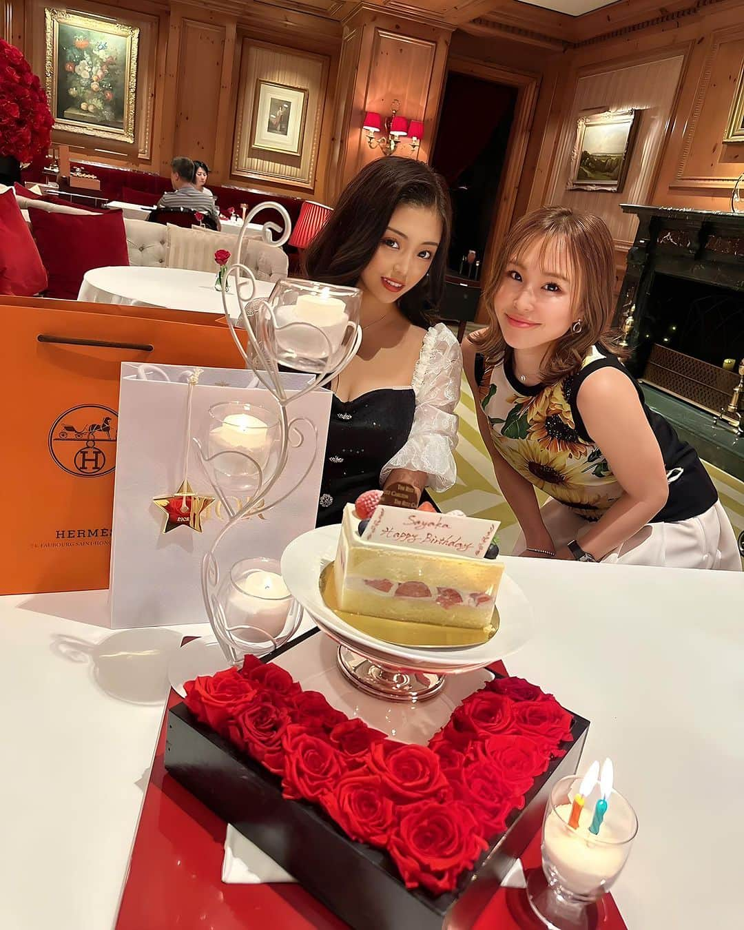 カリスマゆきちゃんのインスタグラム：「. 📍Ritz carlton osaka  フランス料理〜La Baie〜  happy birthday sayaka♡  さやかが19歳の時に出会って もう3年が経つのかぁ、、😳 早いなぁ〜✨  素敵な年にしようね💕  @ritzcarlton  @ritzcarlton.osaka  __________________________ #リッツカールトン大阪 #ritzcarlton #ritzcarltonosaka #labaie #大阪グルメ #ラベ #フランス料理 #リッツレストラン #happybirthday」