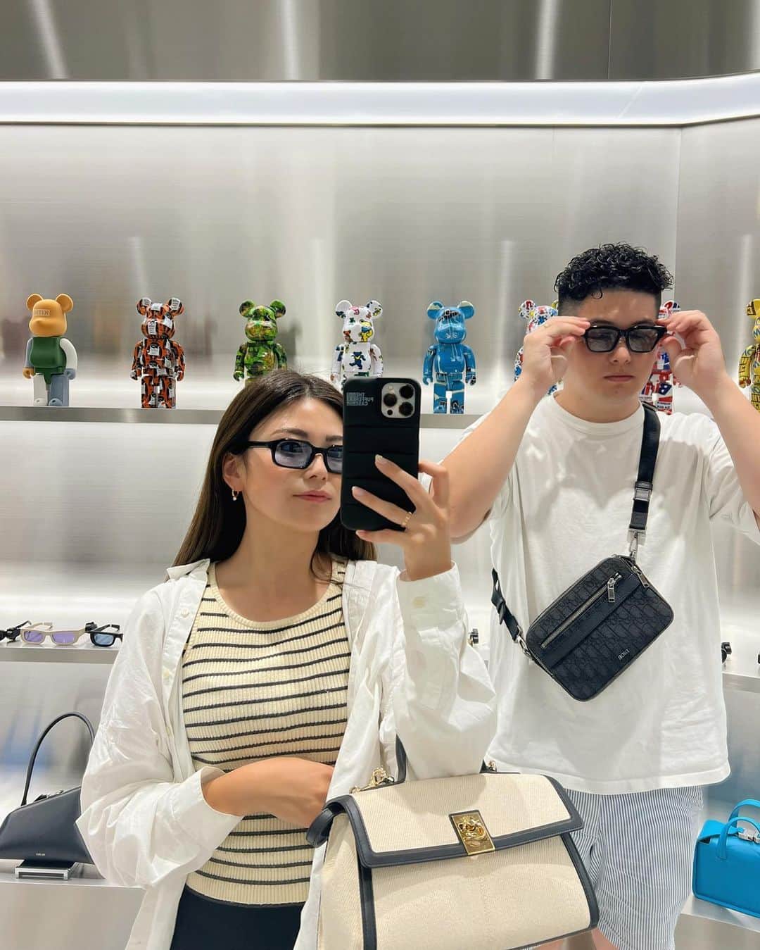 manaのインスタグラム：「. デートする日は大体ちもてぃーも一緒👩🏻‍❤️‍👨🏻+🕴🏻 #まじでそのポーズやめろ ?  #夫婦 #夫婦デート #カップル #デート #渋谷 #ZyonMana #カップルコーデ」