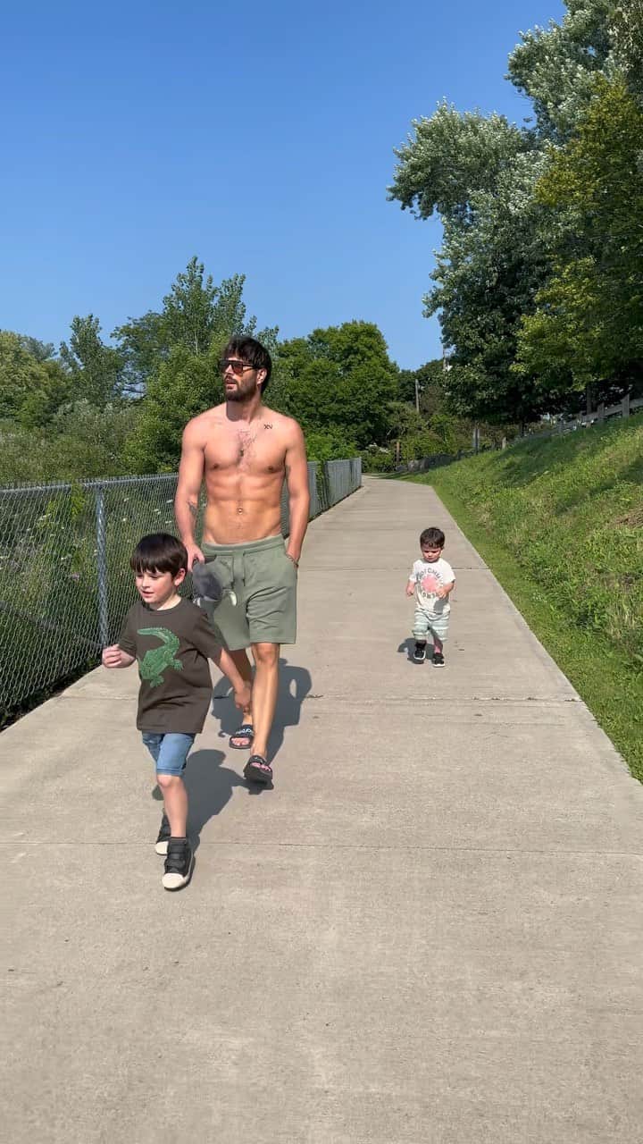 ニック・ベイトマンのインスタグラム：「The Boys.」