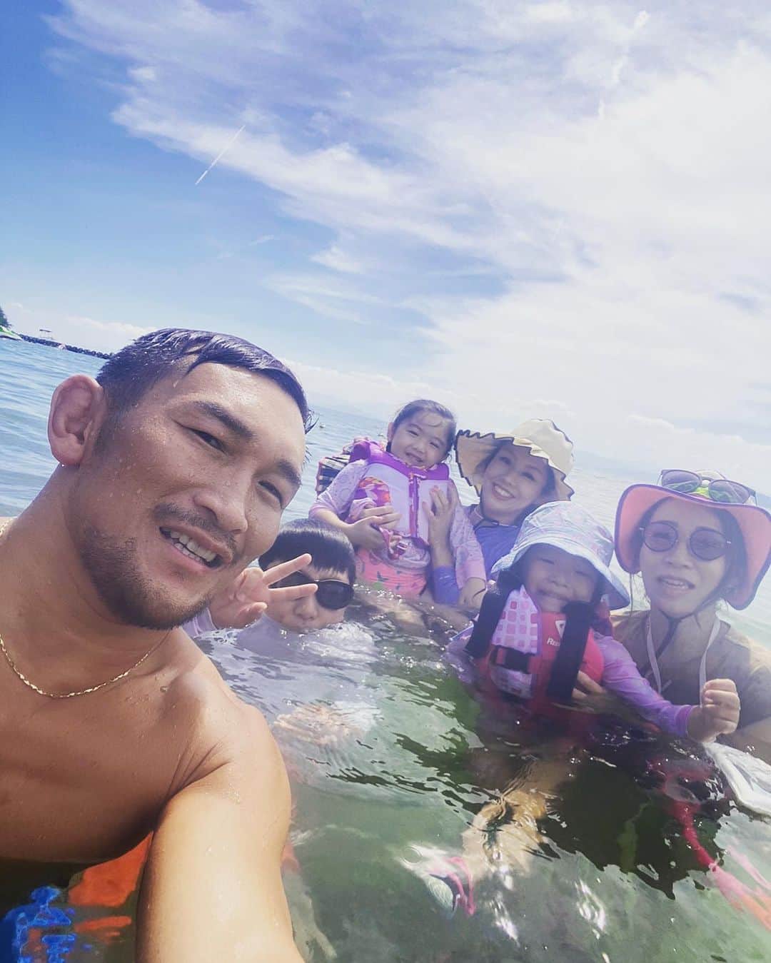 ストラッサー起一さんのインスタグラム写真 - (ストラッサー起一Instagram)「・ ・ 琵琶湖で夏を満喫して来ました。  子供達が楽しいそうに遊んでる姿見るだけで幸せな気持ちになりますね。  淡水はサラッとして子供達も長時間 楽しく水遊びも出来て良かったです。  大久保社長、ご招待ありがとうございました。 そして皆様、ありがとうございました。  #パンツスポンサー #エナジーモータースタイル @energy_main.store  @energy_higashi」8月6日 19時47分 - kiichi_kunimoto