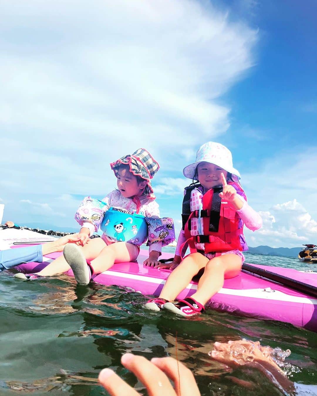 ストラッサー起一さんのインスタグラム写真 - (ストラッサー起一Instagram)「・ ・ 琵琶湖で夏を満喫して来ました。  子供達が楽しいそうに遊んでる姿見るだけで幸せな気持ちになりますね。  淡水はサラッとして子供達も長時間 楽しく水遊びも出来て良かったです。  大久保社長、ご招待ありがとうございました。 そして皆様、ありがとうございました。  #パンツスポンサー #エナジーモータースタイル @energy_main.store  @energy_higashi」8月6日 19時47分 - kiichi_kunimoto