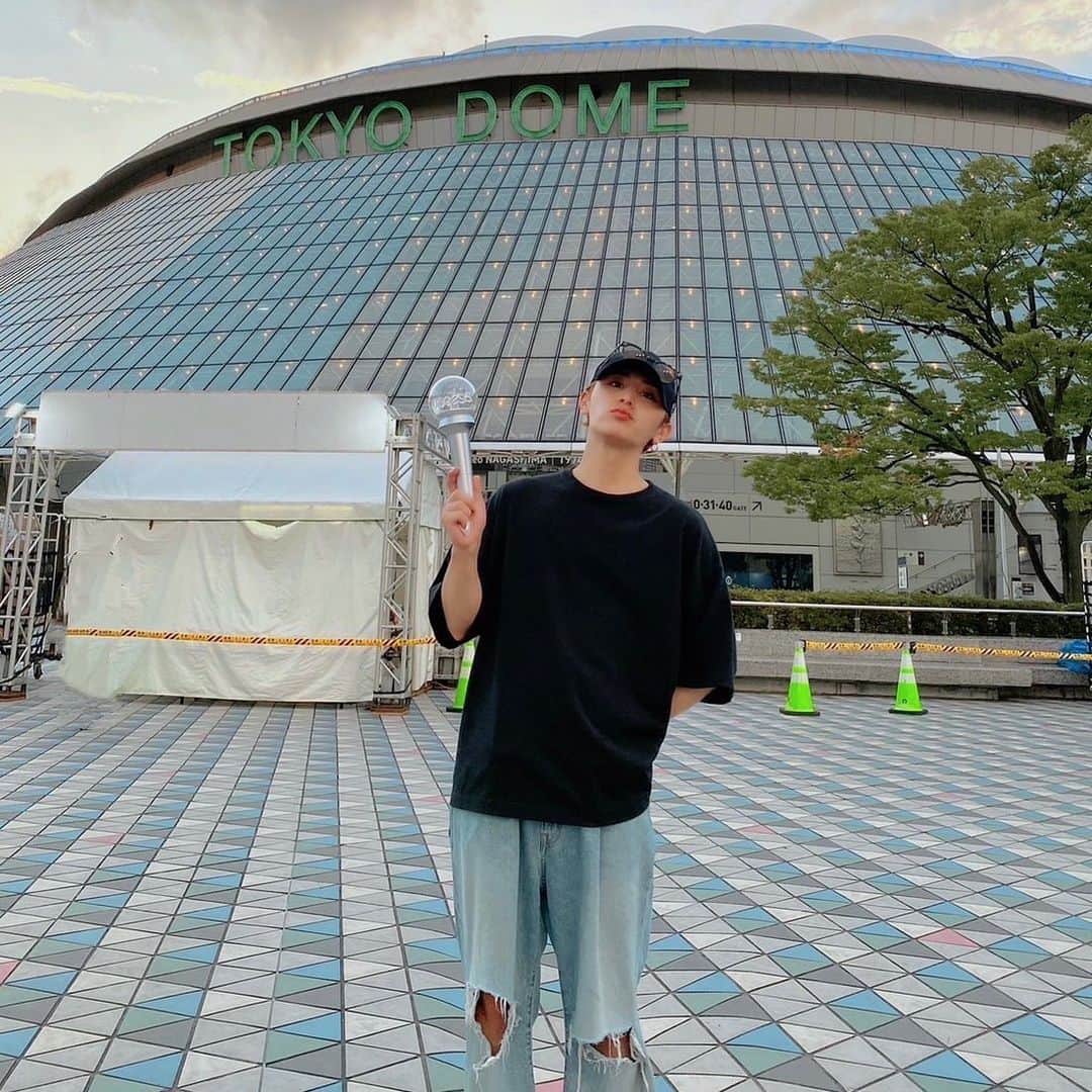 Hey! Say! JUMPのインスタグラム：「⁡ ⁡ aespaのLiveに行ってきました。 楽しかった〜Liveっていいね。 早くLiveやって皆んなに会いたいなぁ。って思った一日です。 ⁡ そして、写真撮って気付きました。 ウィンターさんを隠してしまいました。 すいません。aespaファンの皆さん怒らないでください。 わざとじゃないんです。ごめんなさい。😭 ⁡ #aespa #HeySɑyJUMP  #JUMPのいんすた #山田涼介」