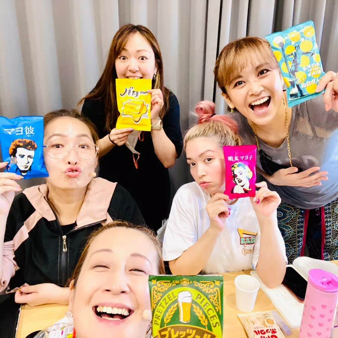 栗山絵美のインスタグラム：「#スクールオブロック  #SOR 明日はいよいよ、稽古場最終日🎸✨ 子供達の果てしないエネルギーと着実に成長している姿を 間近で見守る楽しさったら！  母親役ということもあり、すっかりハラハラと我が子を見守るステージママになってしまっています🤣  SOR、プロフェッショナル女子(男子もね😏)が集まっています、居心地良いのです。 稽古場で撮る写真振り返ったら、お菓子持ってる写真多めでした😍（笑）  気がつけば8月突入🎪 劇場にてお会い出来る事を楽しみに！ 17日の初日まで皆様と奮闘します、元気で盛り上がりましょうね🤘😎🤘」
