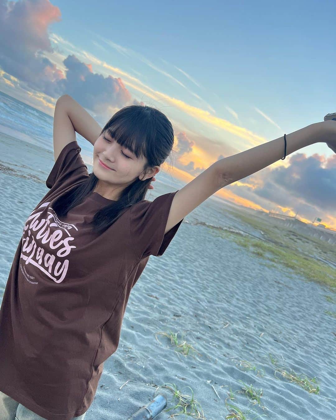 伊與田綾音のインスタグラム：「海って気持ちいねーー！！ この空めちゃくちゃ綺麗じゃない！？」