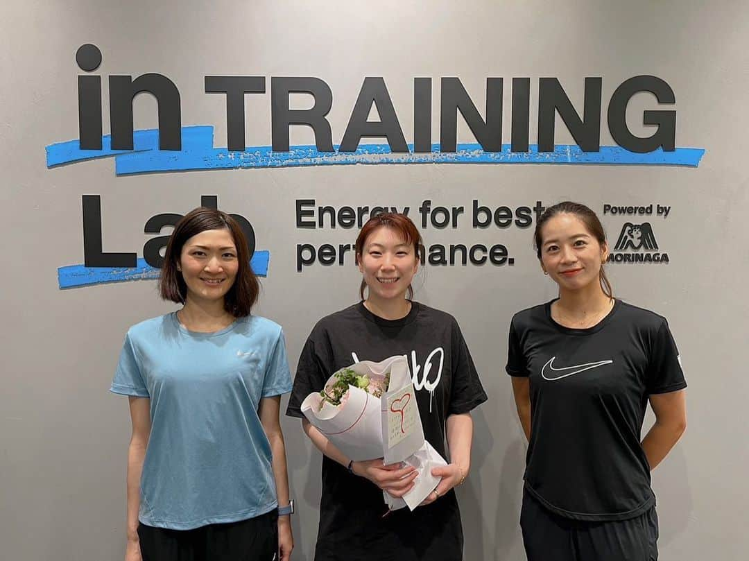 東野有紗のインスタグラム：「先日、森永製菓さん( in training lab)でJAPAN Openの優勝お祝いでお花を頂きました！！💐  身体のコンディションを整えたりして頂きました！！ そして、夏にぴったりの、冷凍なのにゼリー！！とっても美味しいです🥺  #森永製菓 #morinagatrainglab  #inゼリー #熱中症対策 #冷凍なのにゼリー」