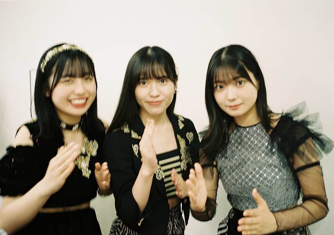 のインスタグラム：「.  やっほー！  新しく買ったフィルムカメラでみんなを撮ったけど、 むーちゃん以外ブレてた🥹  もう少し練習します！📸  かみこ🧌🌟」