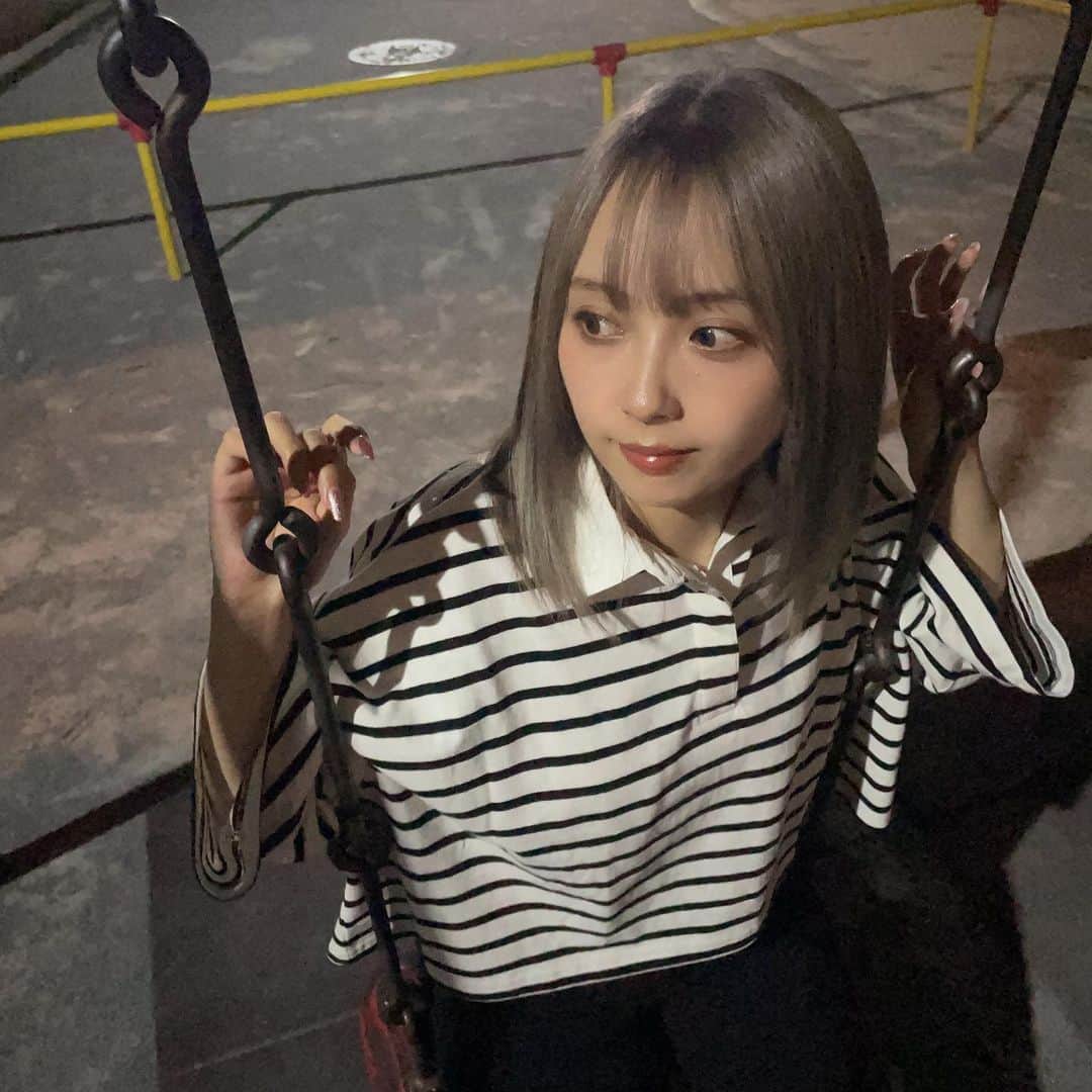 加藤愛永のインスタグラム：「久しぶりに公園で遊んだんだけど シーソーがあって楽しかった....🕺 ブランコは三半規管が終わってるので 乗れません🕺 . この日着てる @grl_official のトップス 骨格ナチュラル優勝な気がする可愛い🎣 . . #grl購入品 #grl #code #骨格ナチュラル #グレイル」