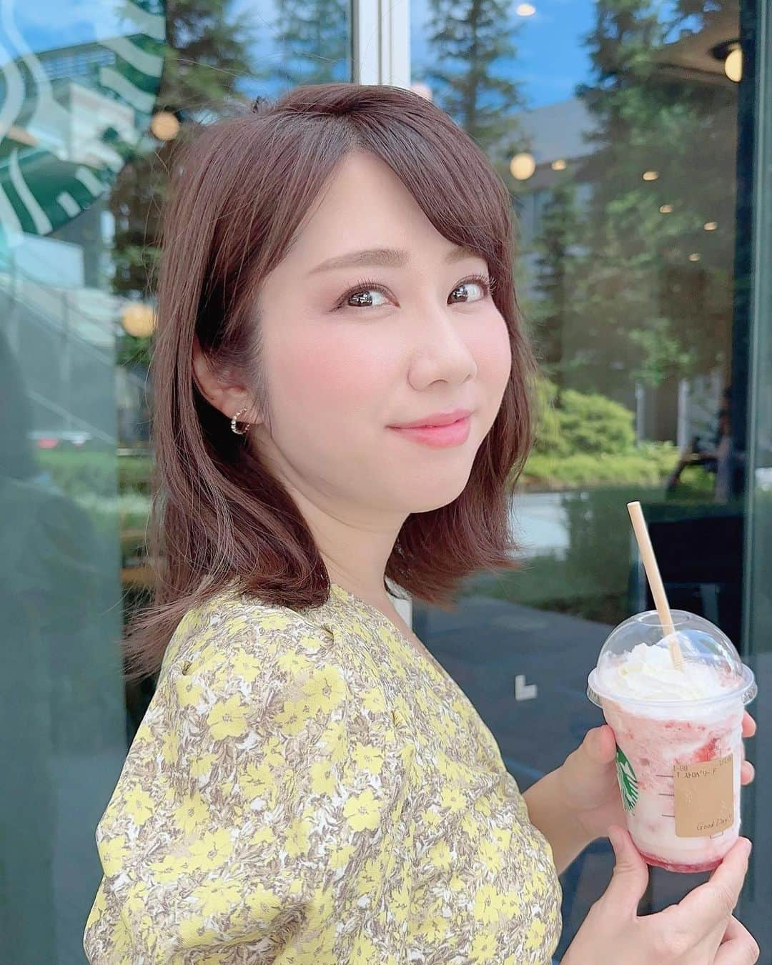 壽老麻衣のインスタグラム：「美容室へ行ってさっぱりしてきた日💇‍♀️ よく褒めていただけるこの洋服は @celford_official 🕊」