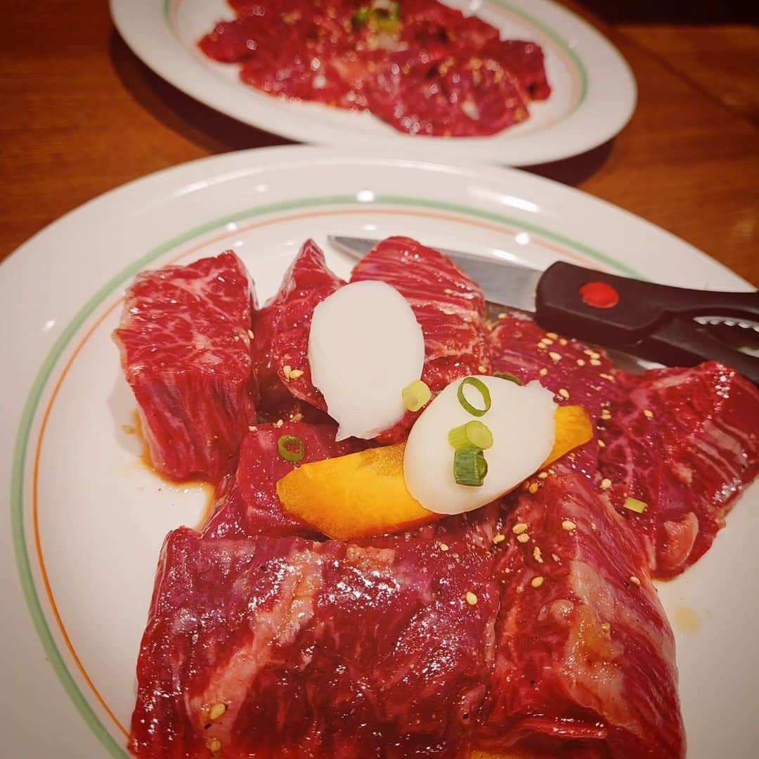 香咲蘭のインスタグラム：「予約2ヶ月待ちの…焼肉!! ⁡やっとこの日がきたっ!!⁡ ⁡⁡⁡ ⁡楽しみに待ち続けた1口目。⁡ ⁡美味しすぎて…顔溶けてる🤣⁡ ⁡ 焼肉好きなんですが⁡胃がもたれるので⁡ ⁡基本ハラミを食べます。笑⁡⁡  ⁡⁡ #カルビやロース⁡ ⁡食べてた⁡ #⁡若かりしあの頃⁡⁡ ⁡(ライスも食べてた) ⁡飲み物は⁡ ⁡#ジンジャエール⁡ ⁡飲んでた⁡ ⁡#若かりしあの頃⁡ ⁡そして食後は⁡ ⁡#シャーベット⁡ ⁡⁡今は絶対できない…」