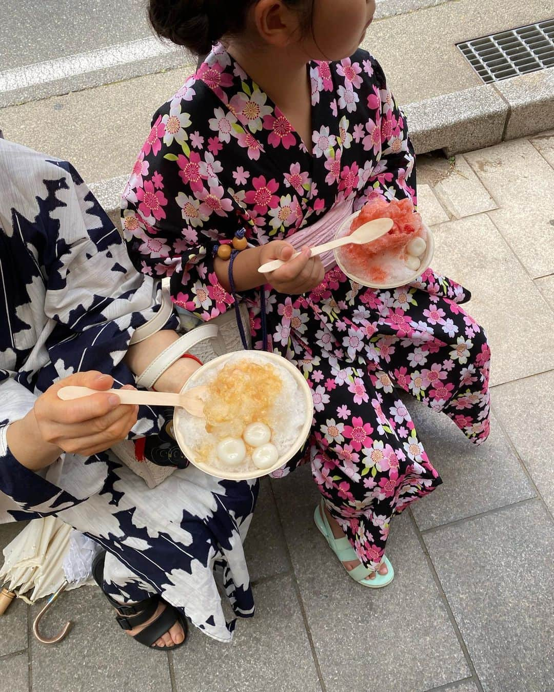 manamisotayutaさんのインスタグラム写真 - (manamisotayutaInstagram)「夏祭り♡  何年かぶりの浴衣♡ 3世代で👧👩👵🏻  やっぱり夏はお祭りと花火がなきゃ❤︎ そして🍻❤︎  #浴衣#浴衣コーデ  #3世代#夏#夏祭り #お祭りコーデ #花火大会  #夏は生ビール  #親子コーデ #親子リンクコーデ  #リンクコーデ」8月6日 19時49分 - manamisotayuta