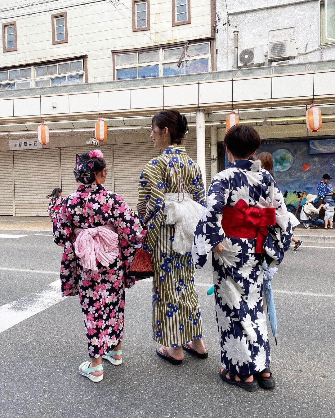 のインスタグラム：「夏祭り♡  何年かぶりの浴衣♡ 3世代で👧👩👵🏻  やっぱり夏はお祭りと花火がなきゃ❤︎ そして🍻❤︎  #浴衣#浴衣コーデ  #3世代#夏#夏祭り #お祭りコーデ #花火大会  #夏は生ビール  #親子コーデ #親子リンクコーデ  #リンクコーデ」
