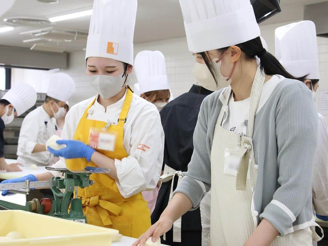 神戸製菓専門学校（公式）さんのインスタグラム写真 - (神戸製菓専門学校（公式）Instagram)「. 🌈8/6(日)夏のオープンキャンパス第4弾🌈  今日は2メニューから好きな方を選んで体験！ #アイシングクッキー  #明太フランス の体験を開催しました🙌  神戸製菓は初めてのオープンキャンパス参加の方大歓迎😊🧡 少しでも気になるなと思ったら勇気を出して、申し込んでみて下さい☺️ お一人でも、保護者の方と一緒でも、お友達同士でも🎵  神戸製菓で楽しくプロのパティシエやパン職人を目指しませんか？ぜひこの夏に神戸製菓のオープンキャンパスに来てみてくださいね🍉  ●高校3年生・既卒の方におすすめ●  8/26(土) #夏のパンナコッタ   ●高校1・2年生におすすめ●  8/19(土) DREAMフェスタ"夢が膨らむ5つのブース体験" 8/27(日) #パネヴォラーレ 店主の永美さんゲスト #ベーグルサンド  みなさんのご予約お待ちしております🙆‍♀️  #神戸製菓 #神戸製菓専門学校 #神戸製菓専門学校oc #製菓専門学校 #パティシエ #パン職人 #和菓子職人 #ショコラティエ #カフェ #商品開発 #ブライダルパティシエ #製菓 #製菓オープンキャンパス #お菓子作り #お菓子作りすきな人と繋がりたい #パン作り好きな人と繋がりたい #pattistagram2023」8月6日 19時52分 - kobeseika_info