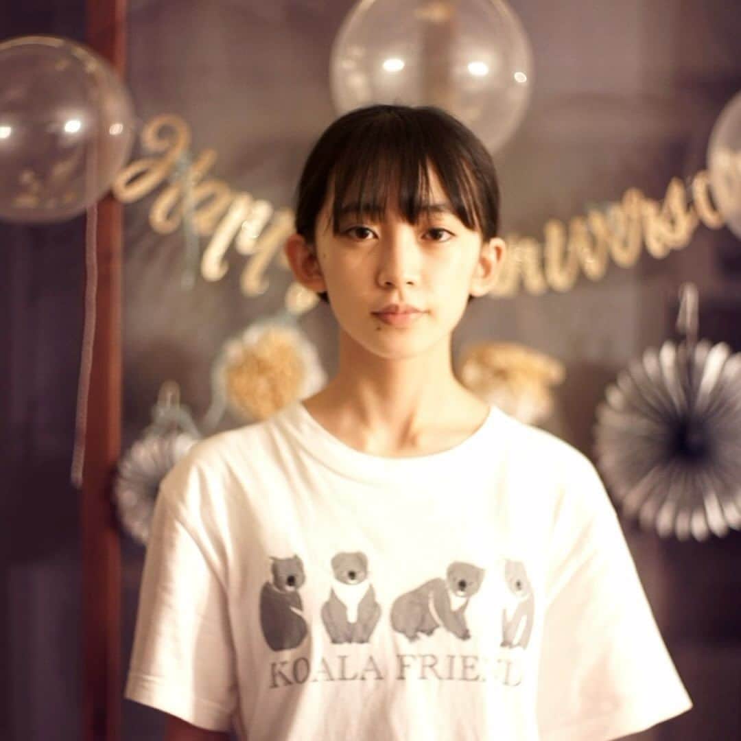 のインスタグラム：「16歳になりました。 16歳は楽しむと共に良い意味で悩む年にもしたいなと思います。自分の決断に後悔がないように悩んで悩んで、自分の成長に繋げていけたらと思っています。これからも見守っていただけたら嬉しいです！ #近藤華 #トップコート #topcoat #誕生日」