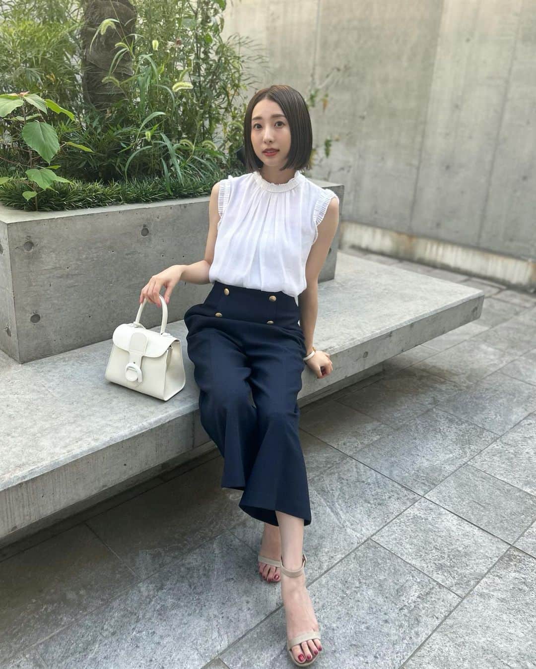 冨張愛のインスタグラム：「清楚になりたい2023夏 ホワイトとネイビーは永遠。  blouse ... #pinkyanddianne @pinkyanddianne_official  pants ... #mmaglielecassetto @m_maglie_le_cassetto_official  shoes ... #pippichic @pippichic_official  bag ... #delvaux @delvaux」