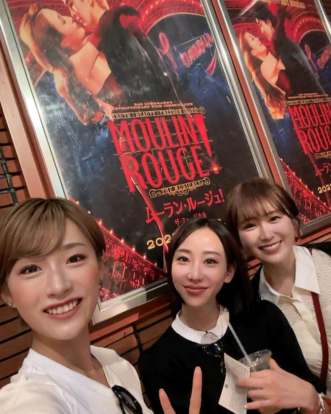 秋倉諒子のインスタグラム：「ムーラン・ルージュ 2回目の観劇❤️‍🔥❤️‍🔥  2回とも望海風斗さんと甲斐翔真さんの会🥹✨ 最高最強なんです… 2回目はより感動してポロポロ。🥲 若く盲目的な恋をするクリスチャンの苦悩が手に取って分かるような表現が素晴らしくて、圧倒的望海サティーンが純粋で真っ直ぐなクリスチャンに心を開いていく…♡ 望海さんの絶対的感強さ儚さ全てが美しかったです❤️‍🔥 うまく言えないけどはぁ、尊い。  なんて素晴らしい〜君のいる世界♪  星加梨杏たん、高山一実ちゃんありがとう🥰　@rio_1130___ @takayama.kazumi.official   その後、ゆいかれんも合流して豪華😆楽し過ぎた♡♡ @yui_karen_   #ムーランルージュ」